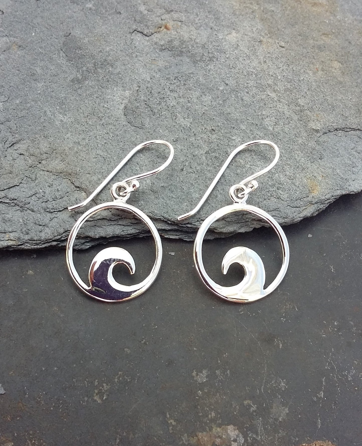 E608B - SILVER WAVE EARRING 15MM DIA