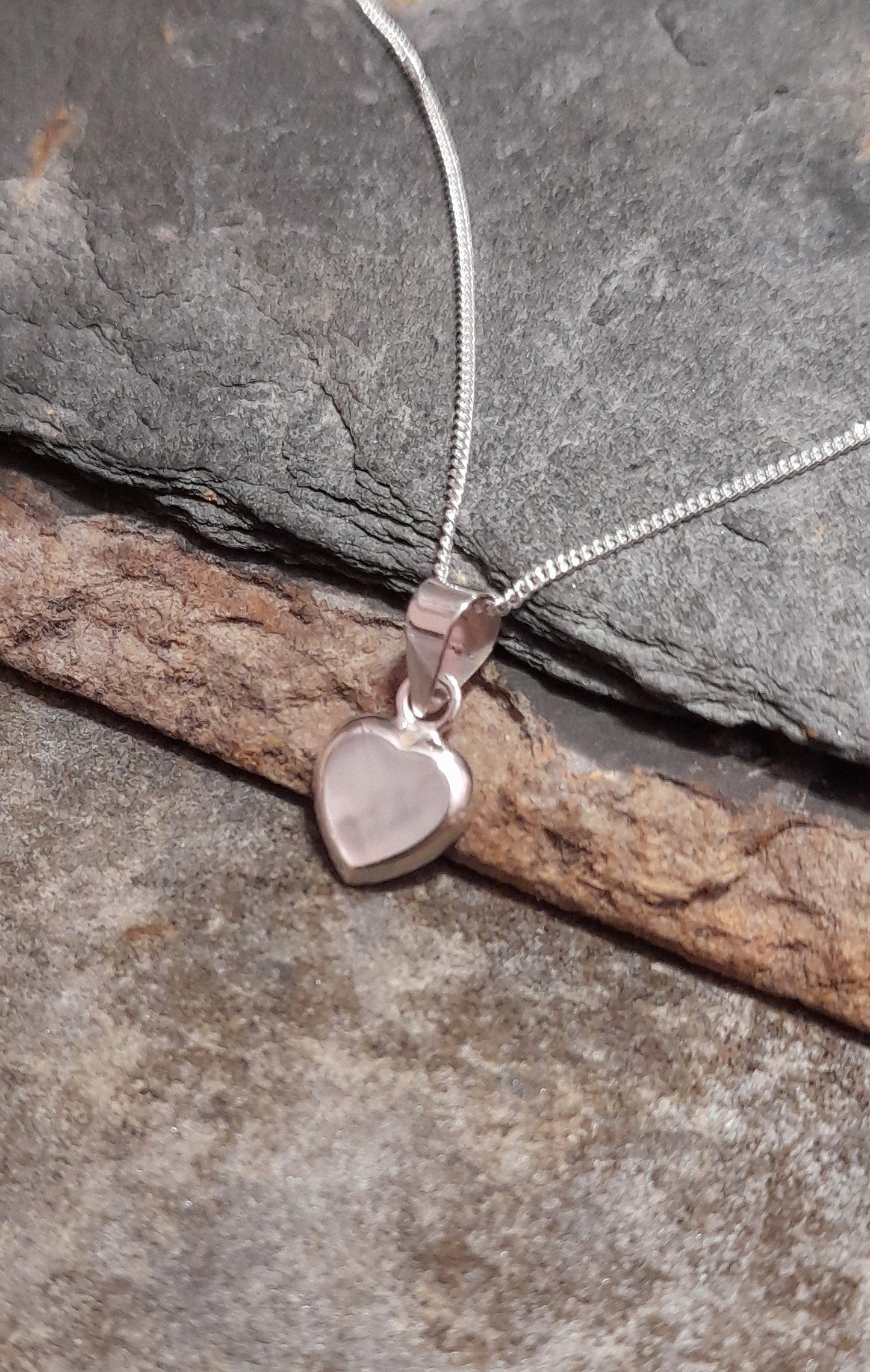 SP360BC - MOP HEART PENDANT 8MM X 8MM