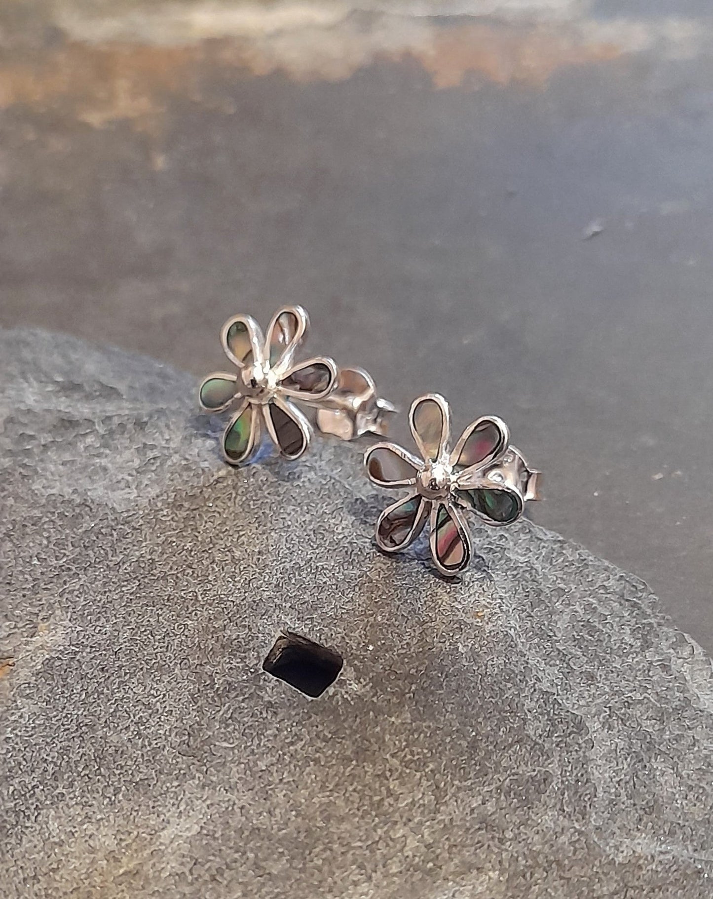 SS576B - 10MM ABALONE FLOWER STUD