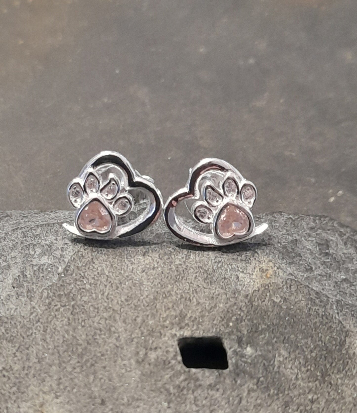 SS644B - OUTLINE HEART WITH PINK CZ PAW 8 X 10MM