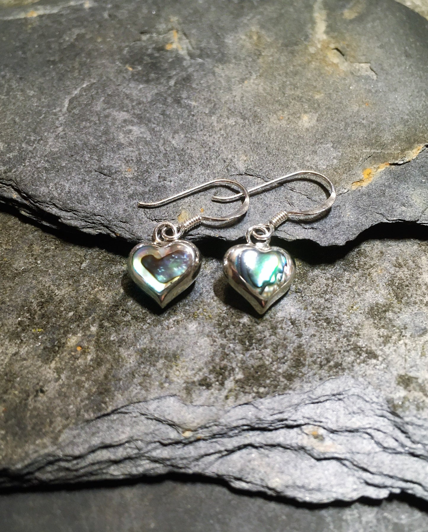 SE333B - 10 MM HEART ABALONE/MOP EARRING