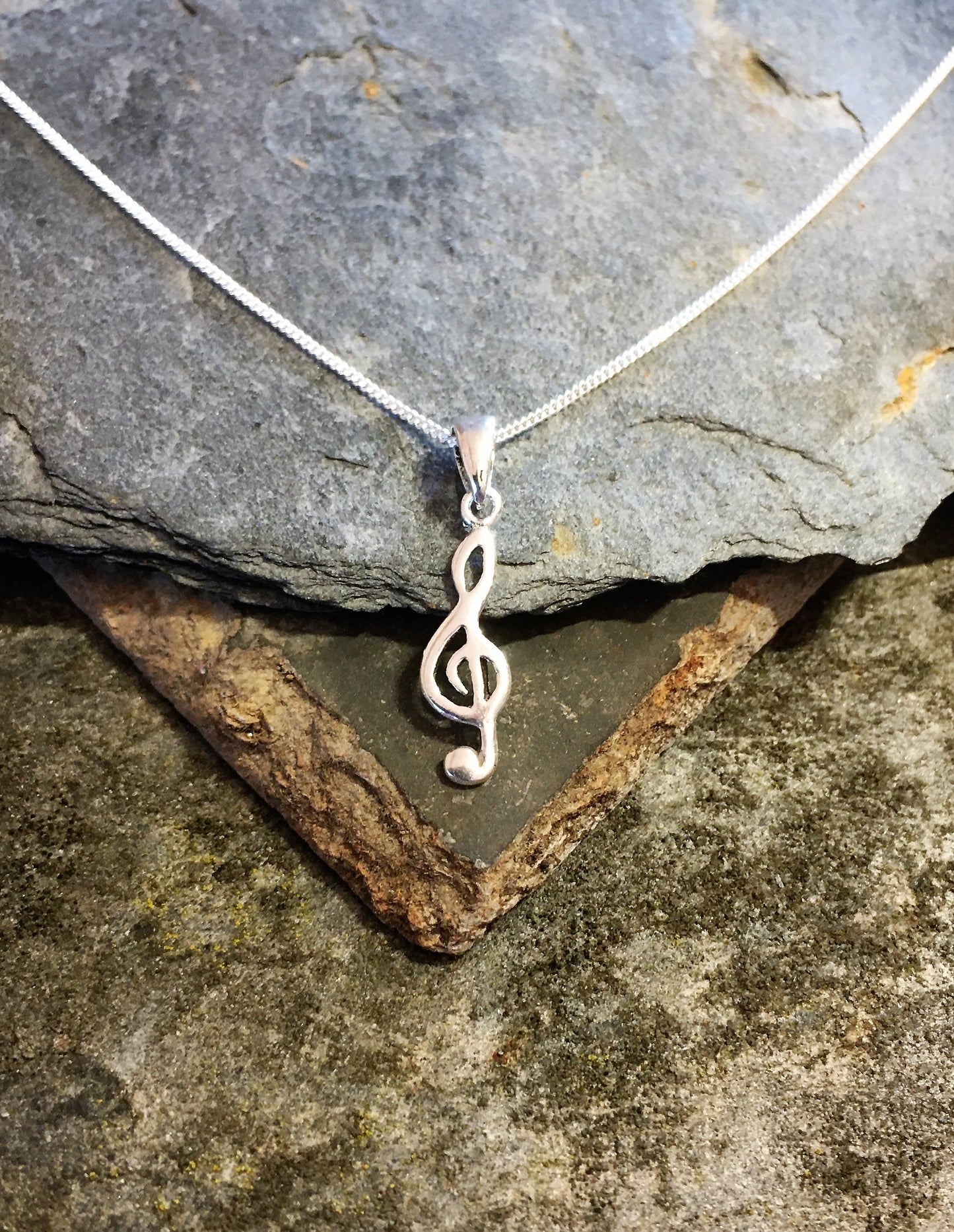 SP182BC - TREBLE CLEF PENDANT 25MM