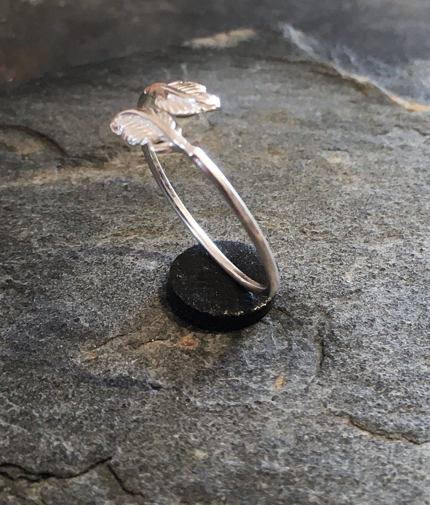 SR064B - SILVER TWO FEATHER RING ONE SIZE