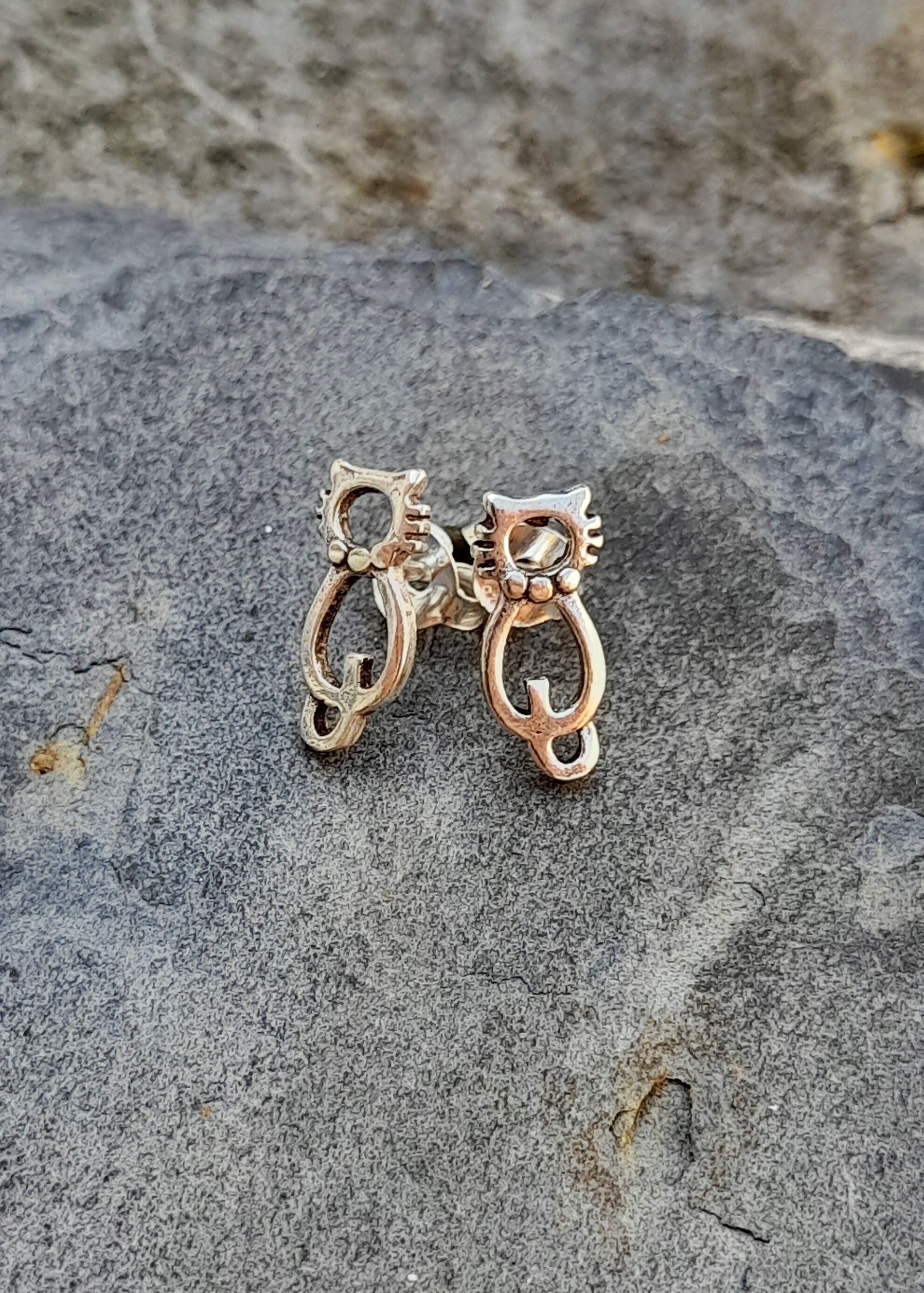 Outline Cat Stud 12mm