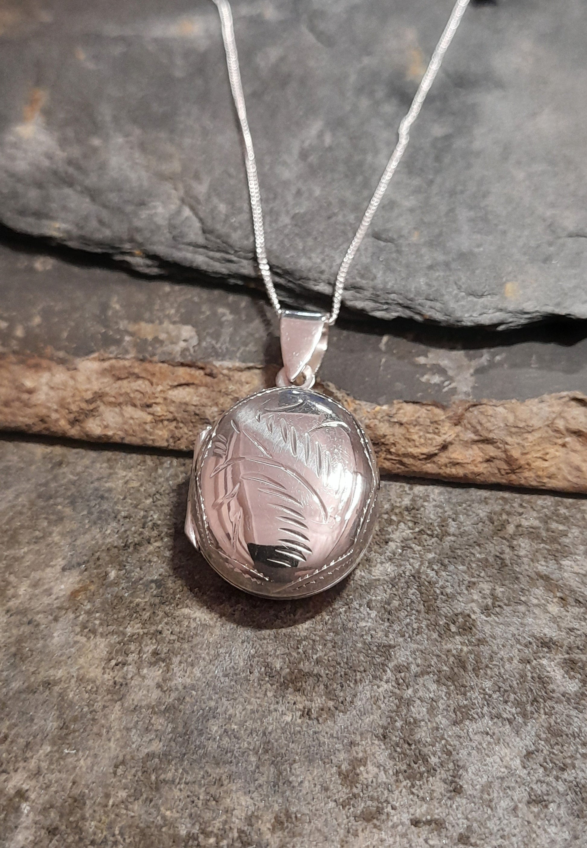 Oval 18X20mm Engraved Locket
