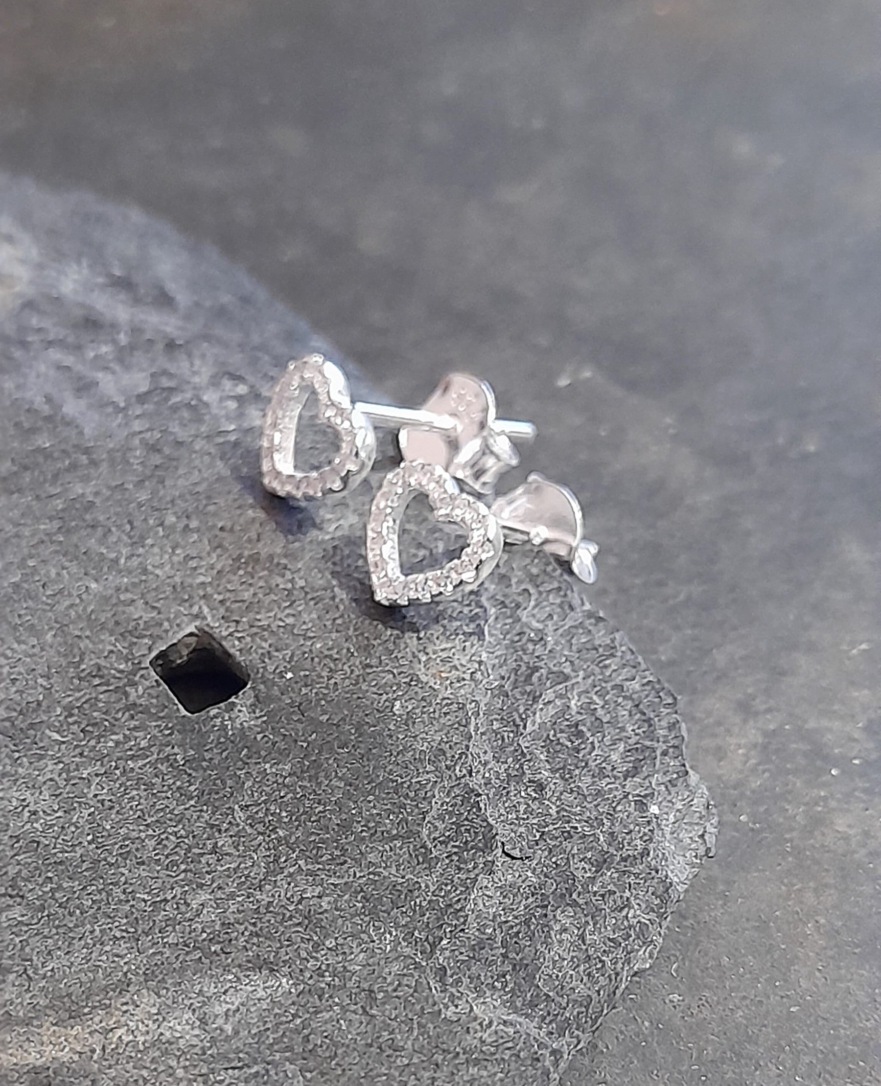 Outline Clear Cubic Zirconia Heart Stud 6mm