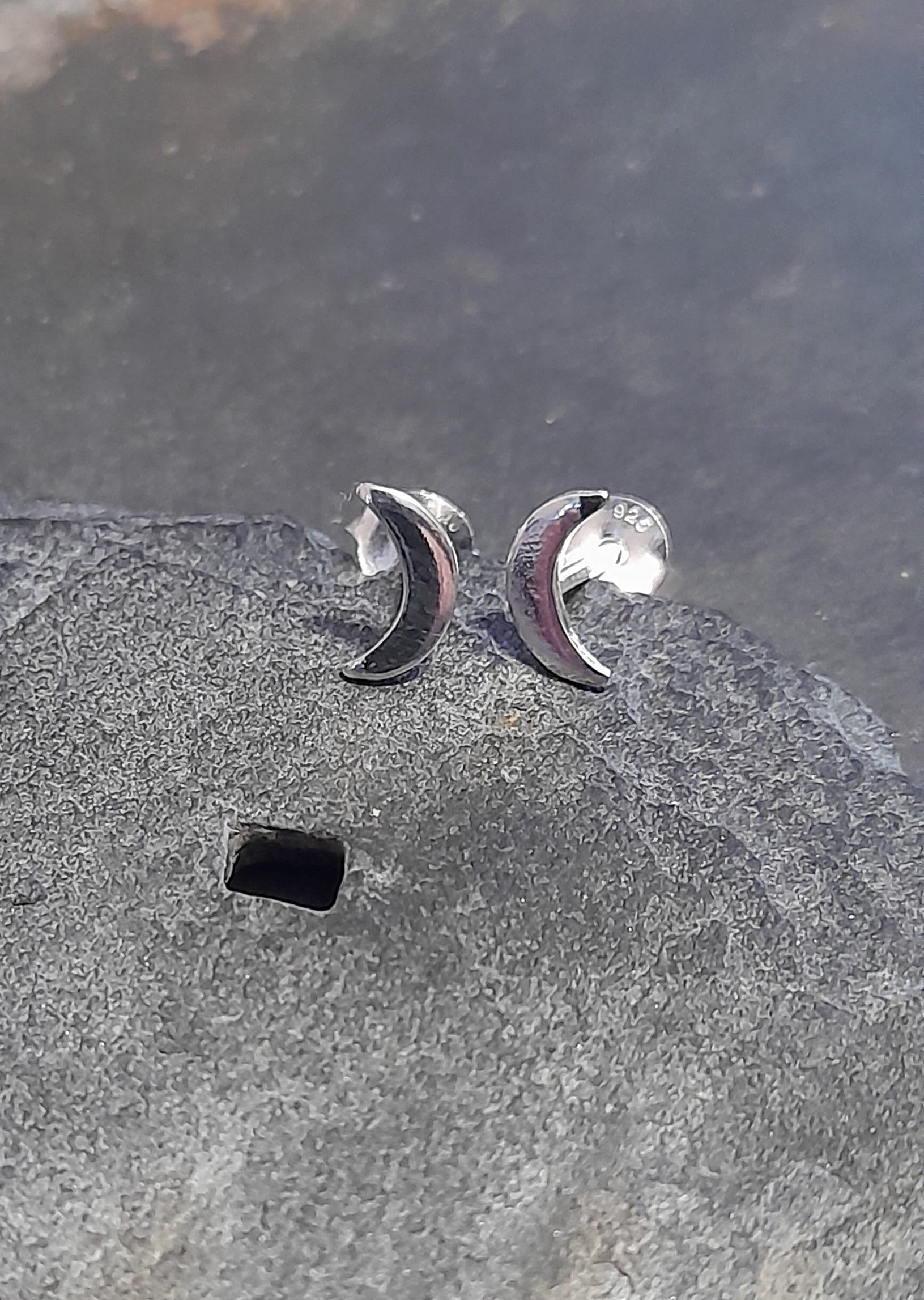 Plain Silver Moon Stud 7mm
