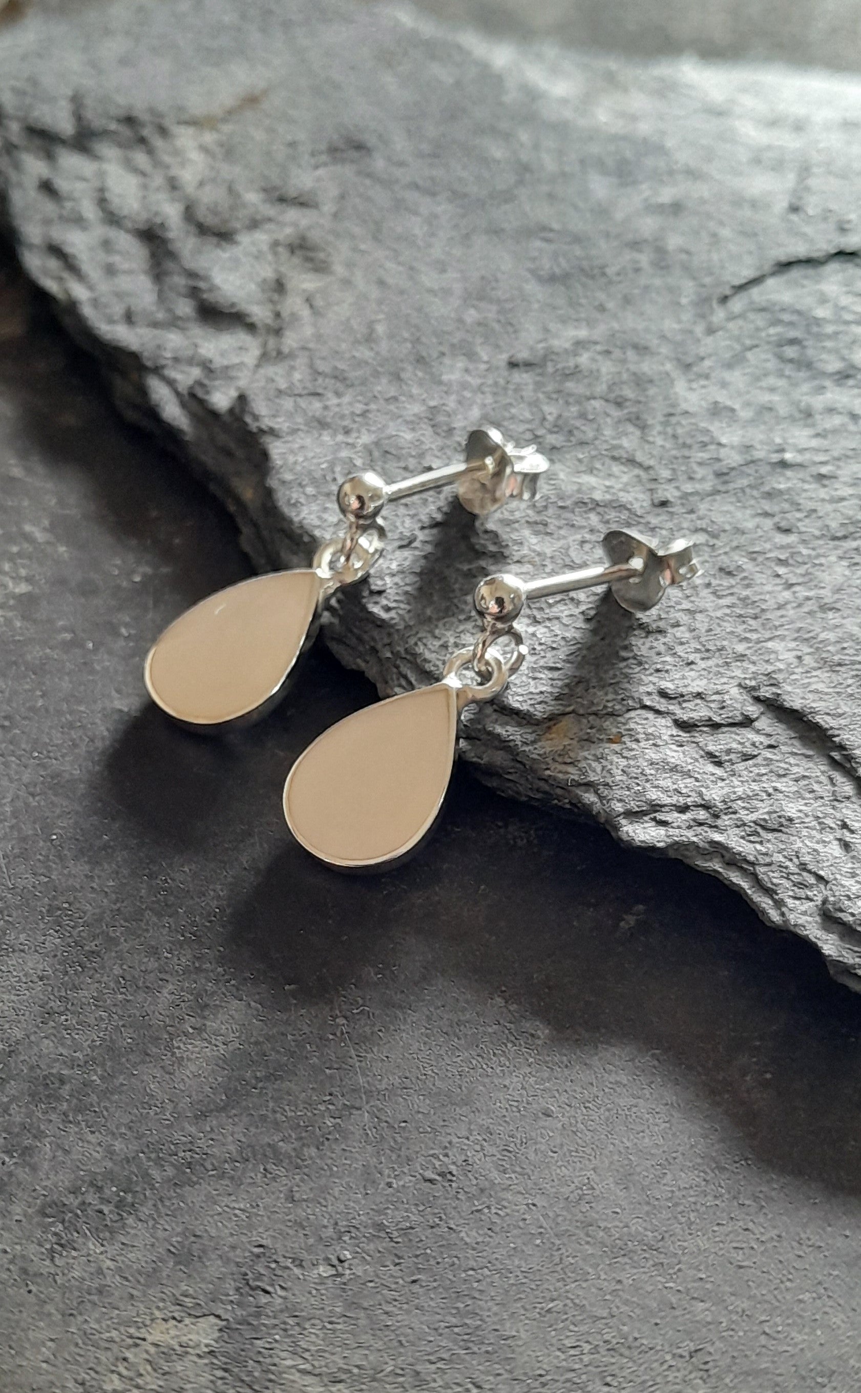 Mother of Pearl Drop Stud Er 15 X 8mm