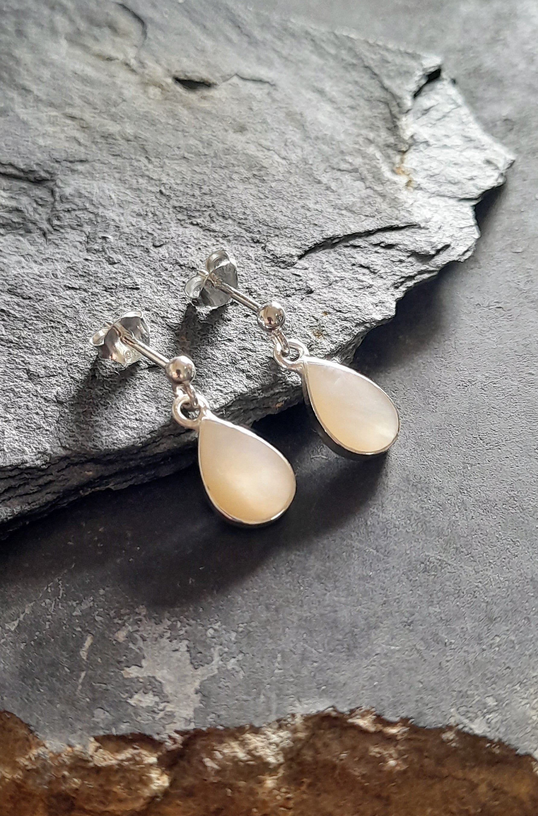 Mother of Pearl Drop Stud Er 15 X 8mm