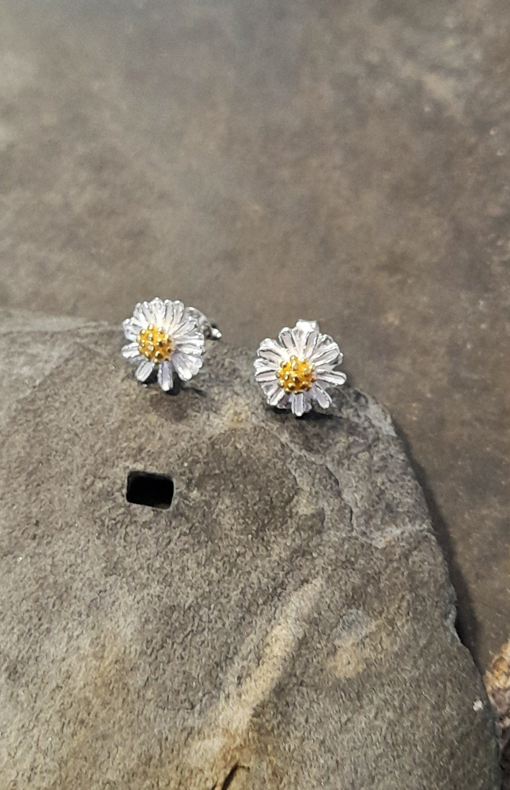 Daisy Flower Stud 7mm