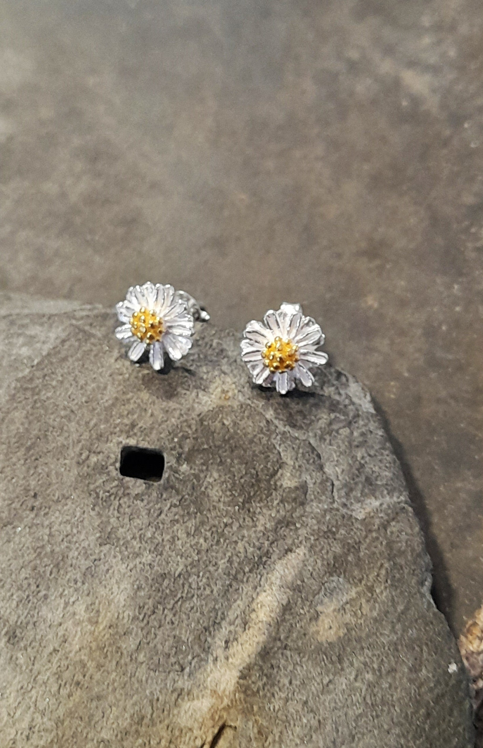 Daisy Flower Stud 7mm