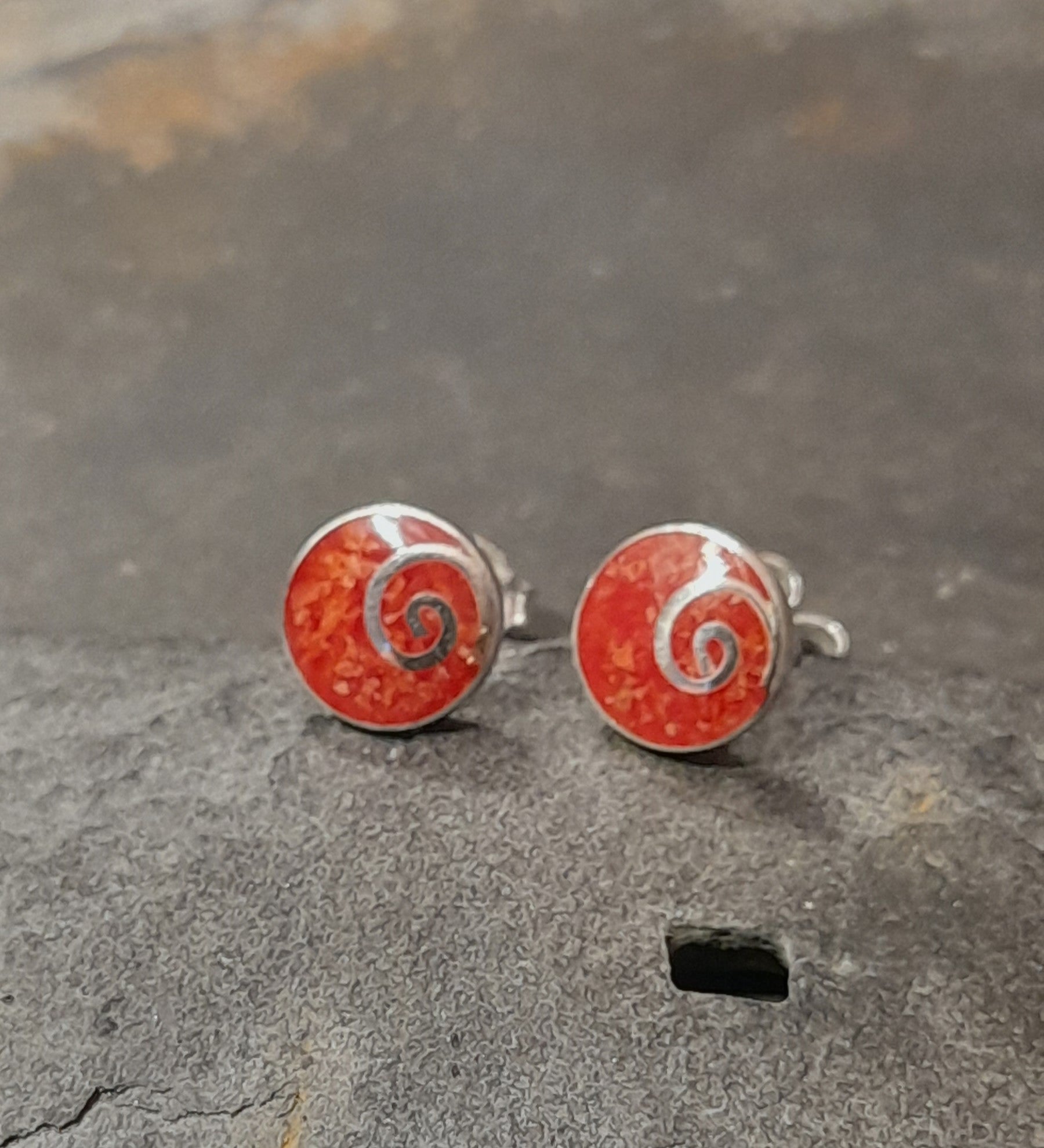 8mm Round Red Swirl