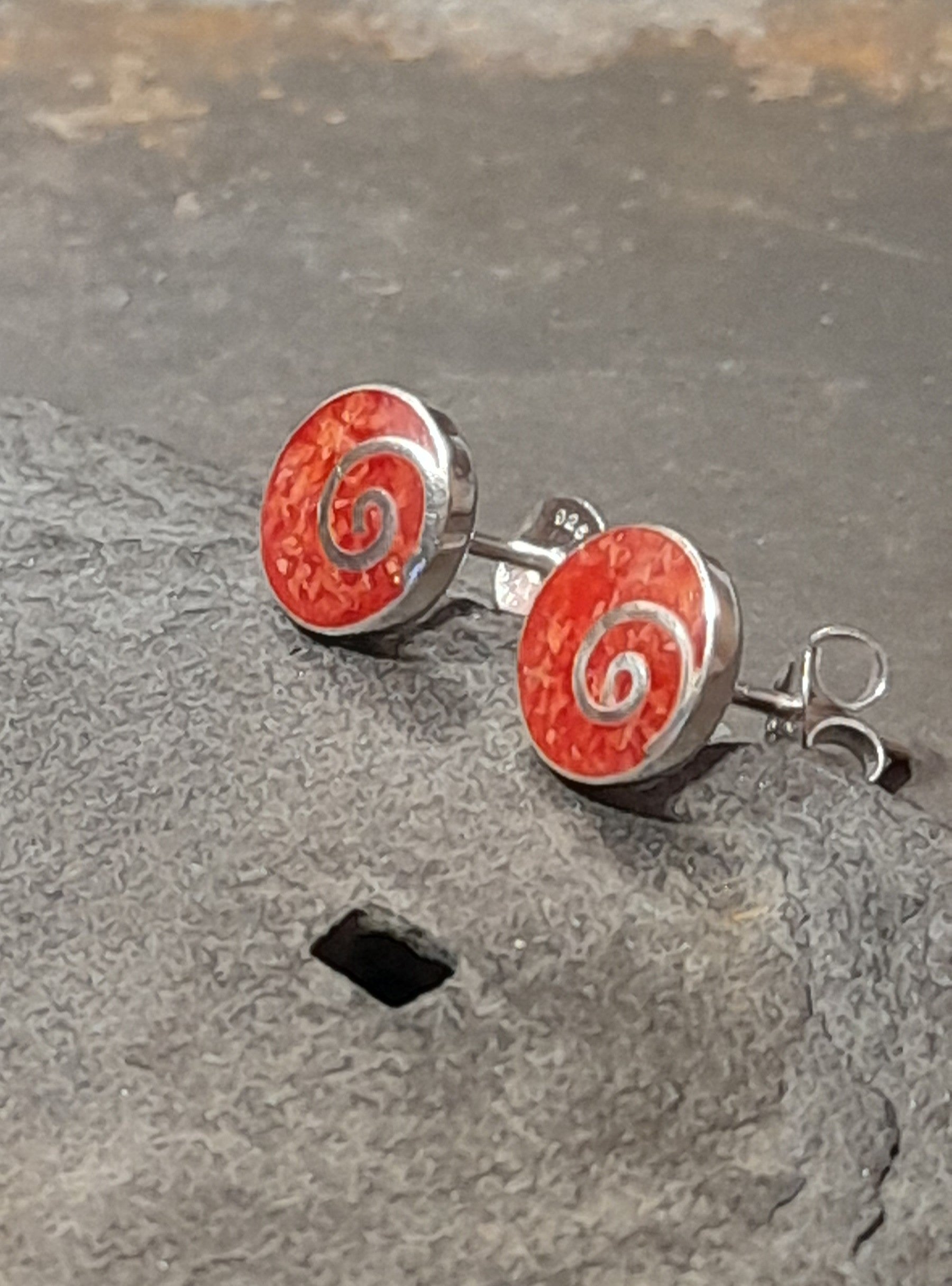 8mm Round Red Swirl