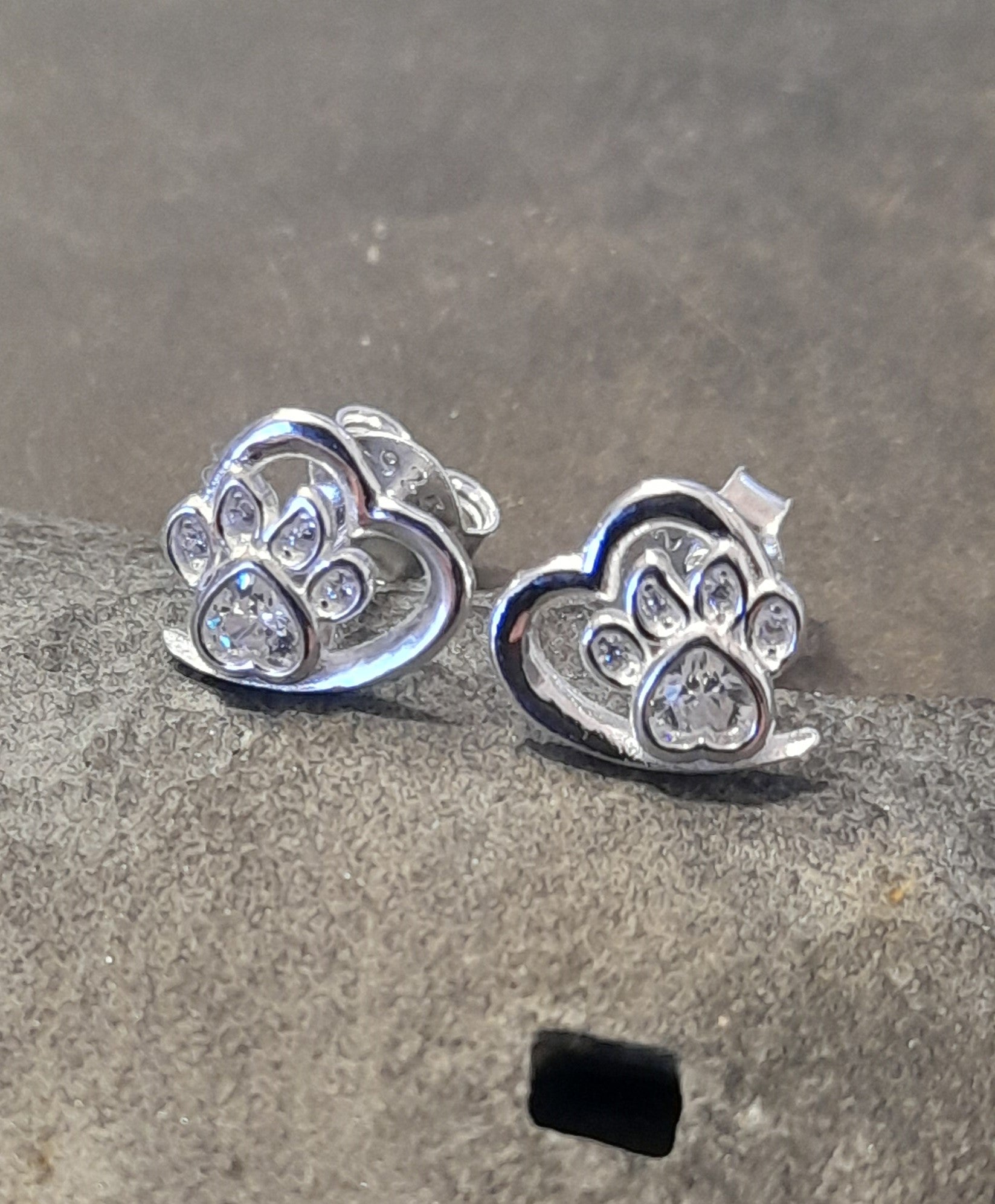 Outline Heart With Clear Cubic Zirconia Paw 8 X 10mm