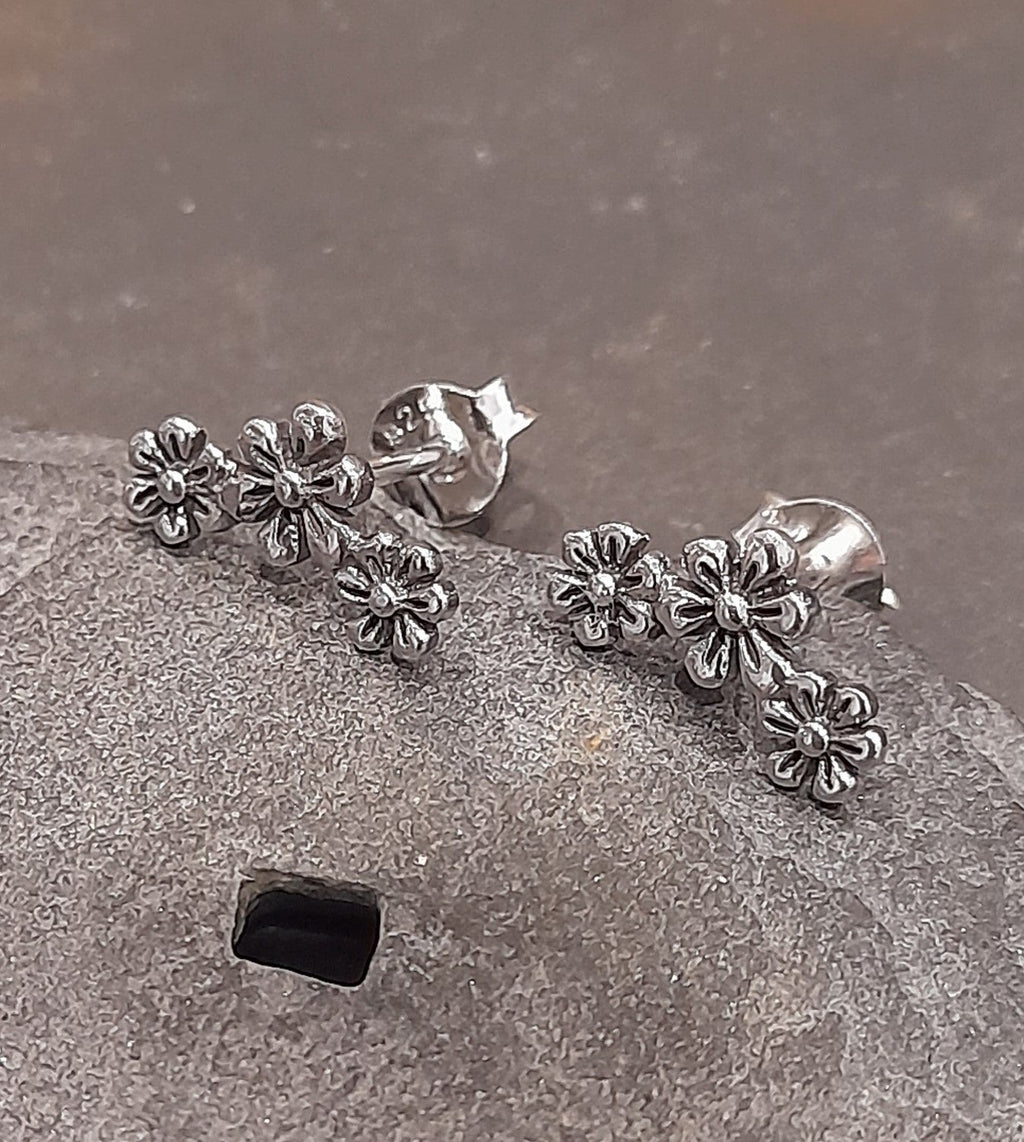 3 Flower Curve Stud 11X4 mm