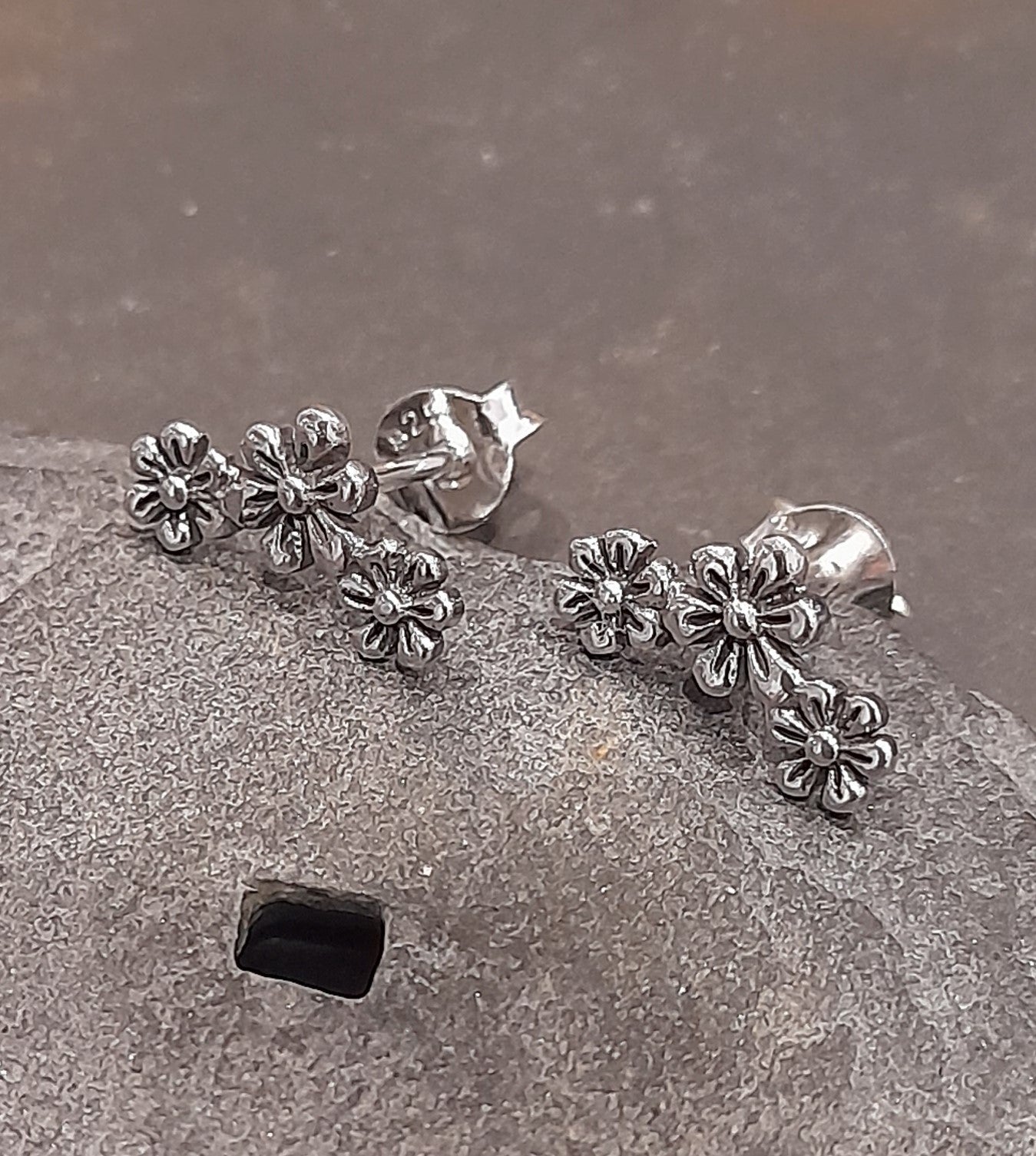 3 Flower Curve Stud 11X4 mm