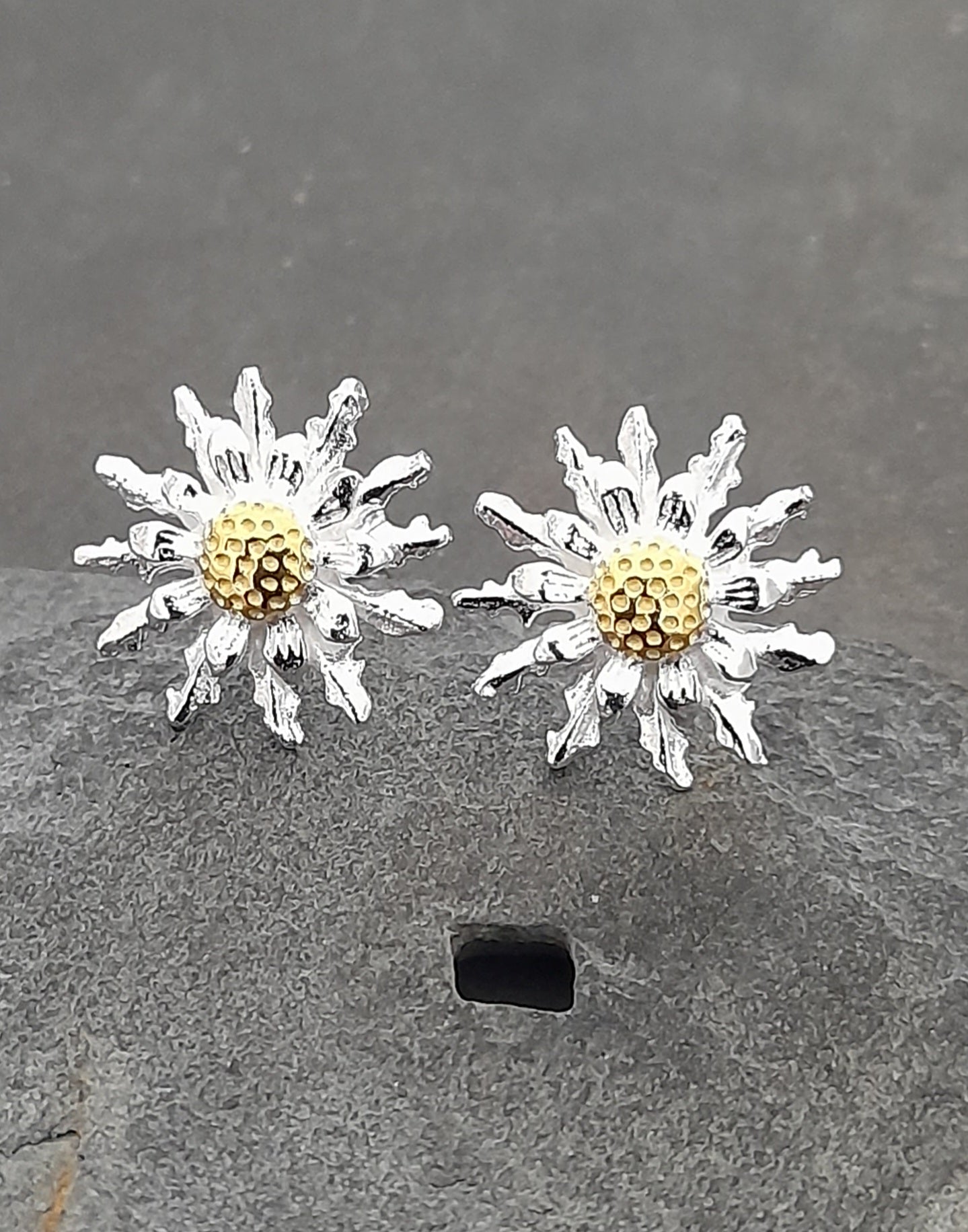 Daisy Flower Stud 13mm Dia