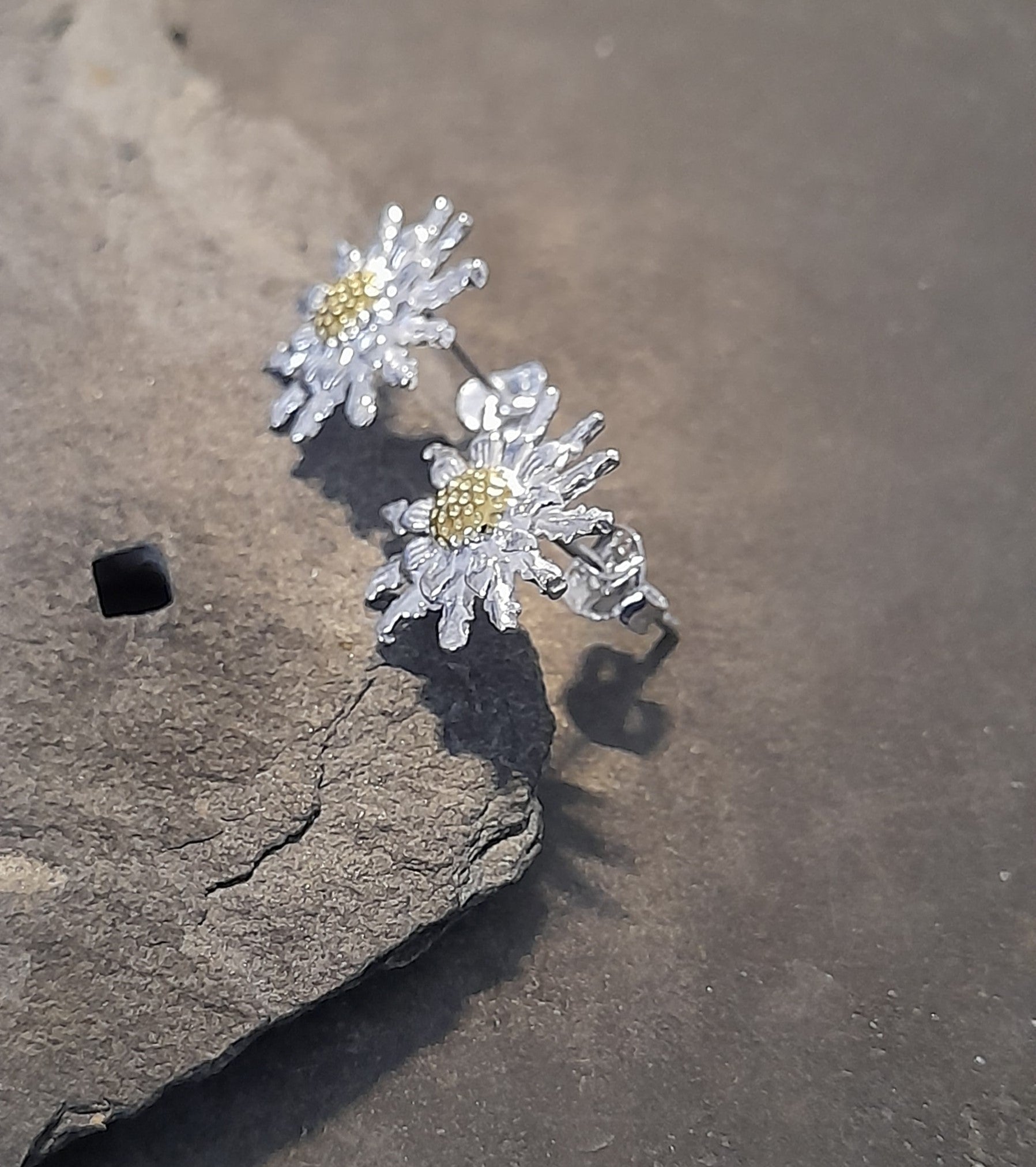 Daisy Flower Stud 13mm Dia