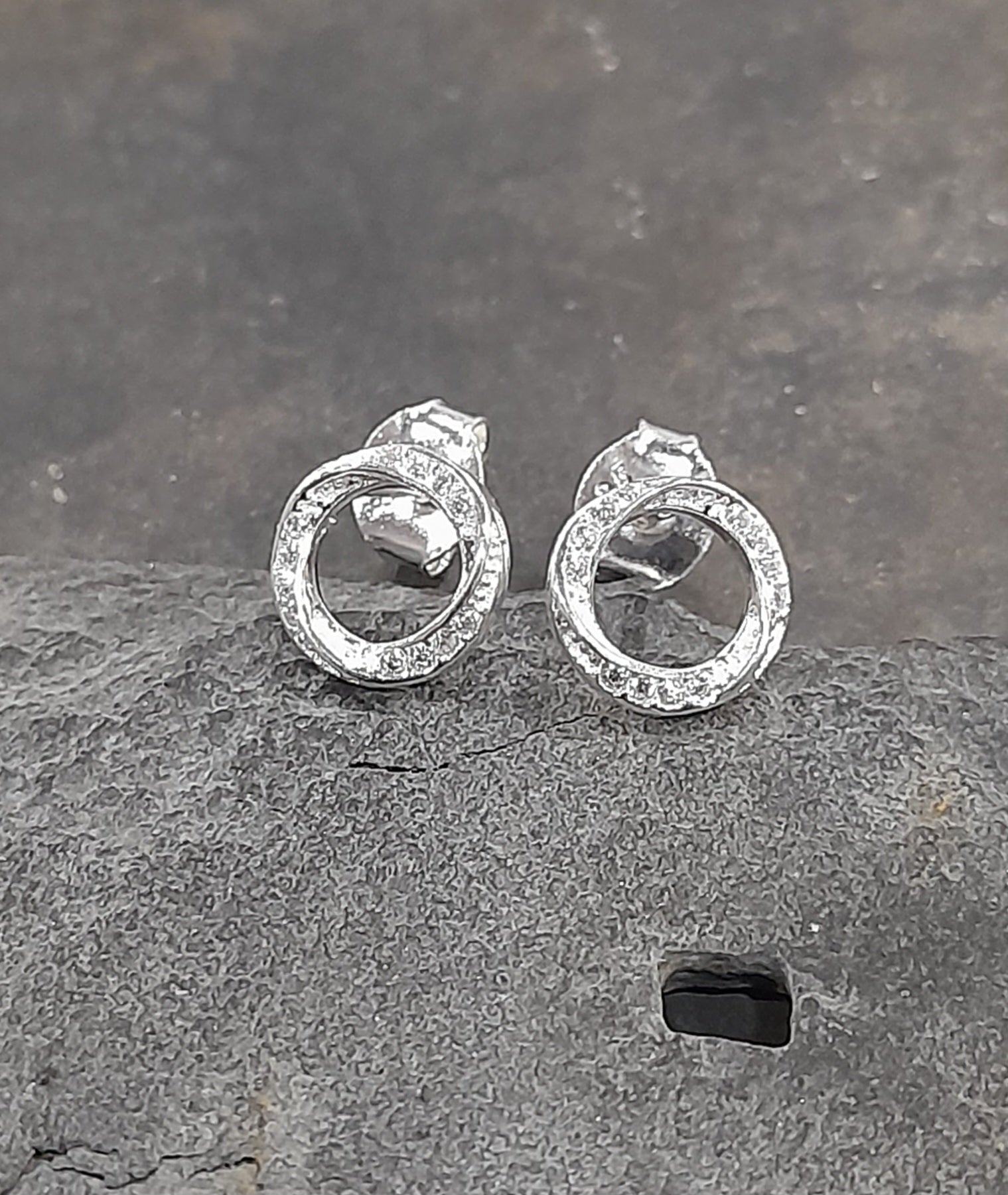 Round Outline Twist Cubic Zirconia Stud 8mm