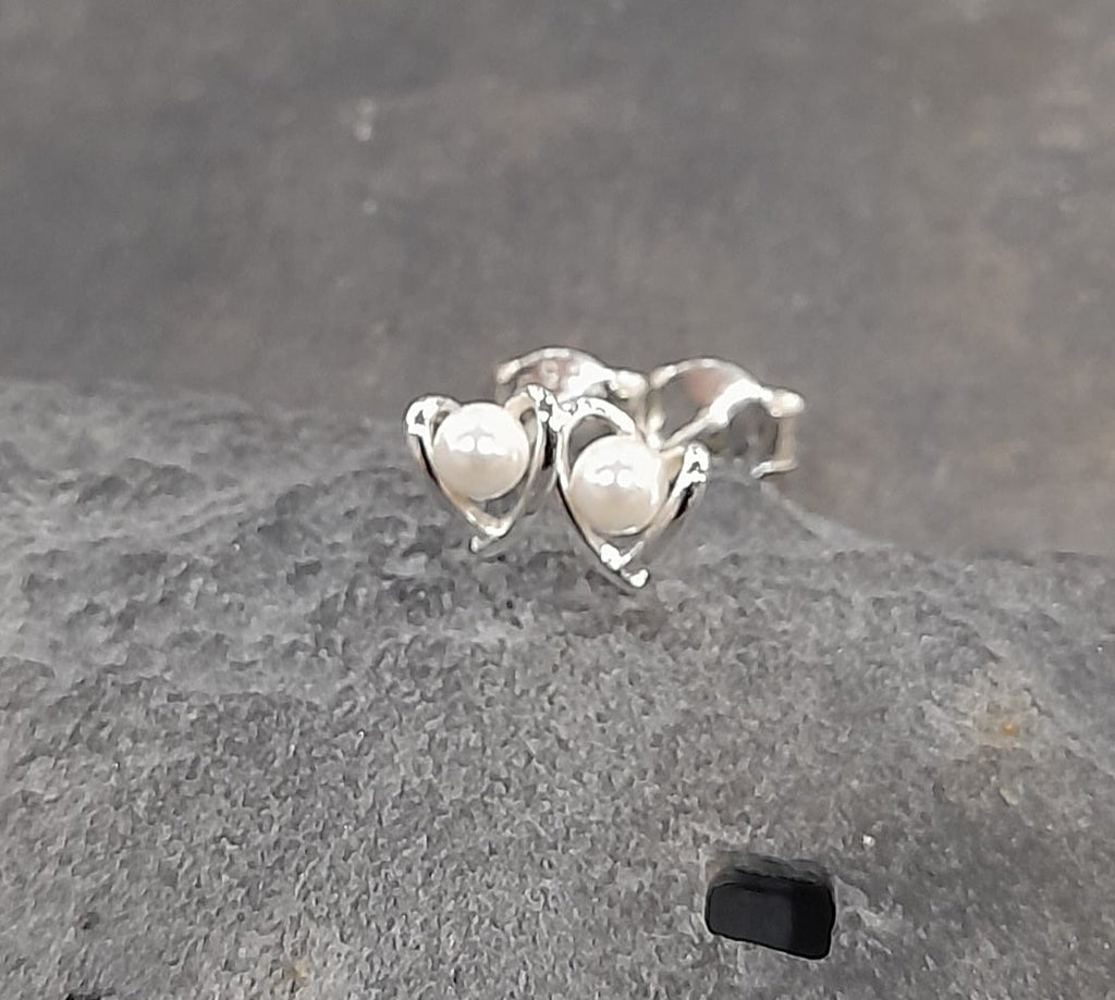 Wire Heart With Pearl Stud 5mm