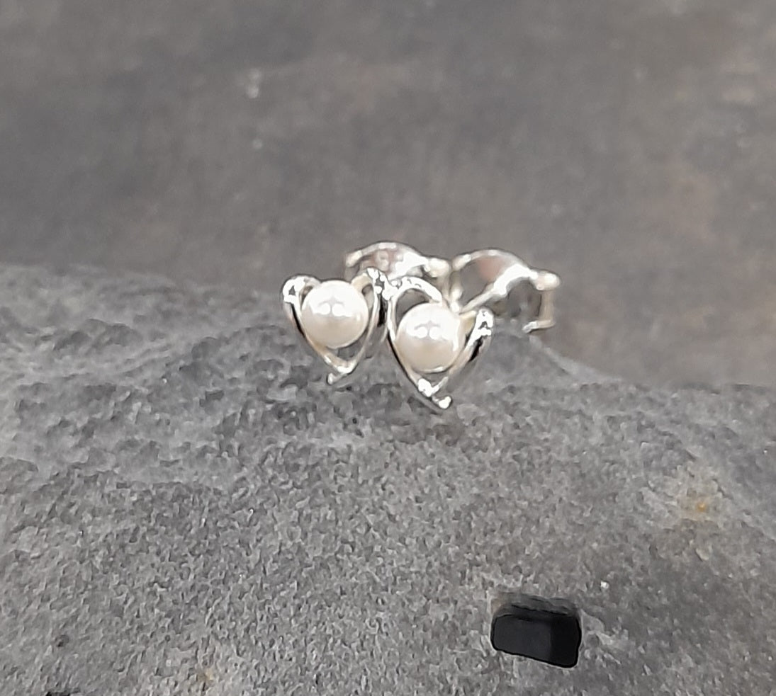 Wire Heart With Pearl Stud 5mm