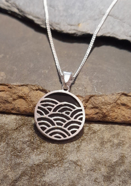 SP459BC - ROUND WAVE 15MM PENDANT BLACK