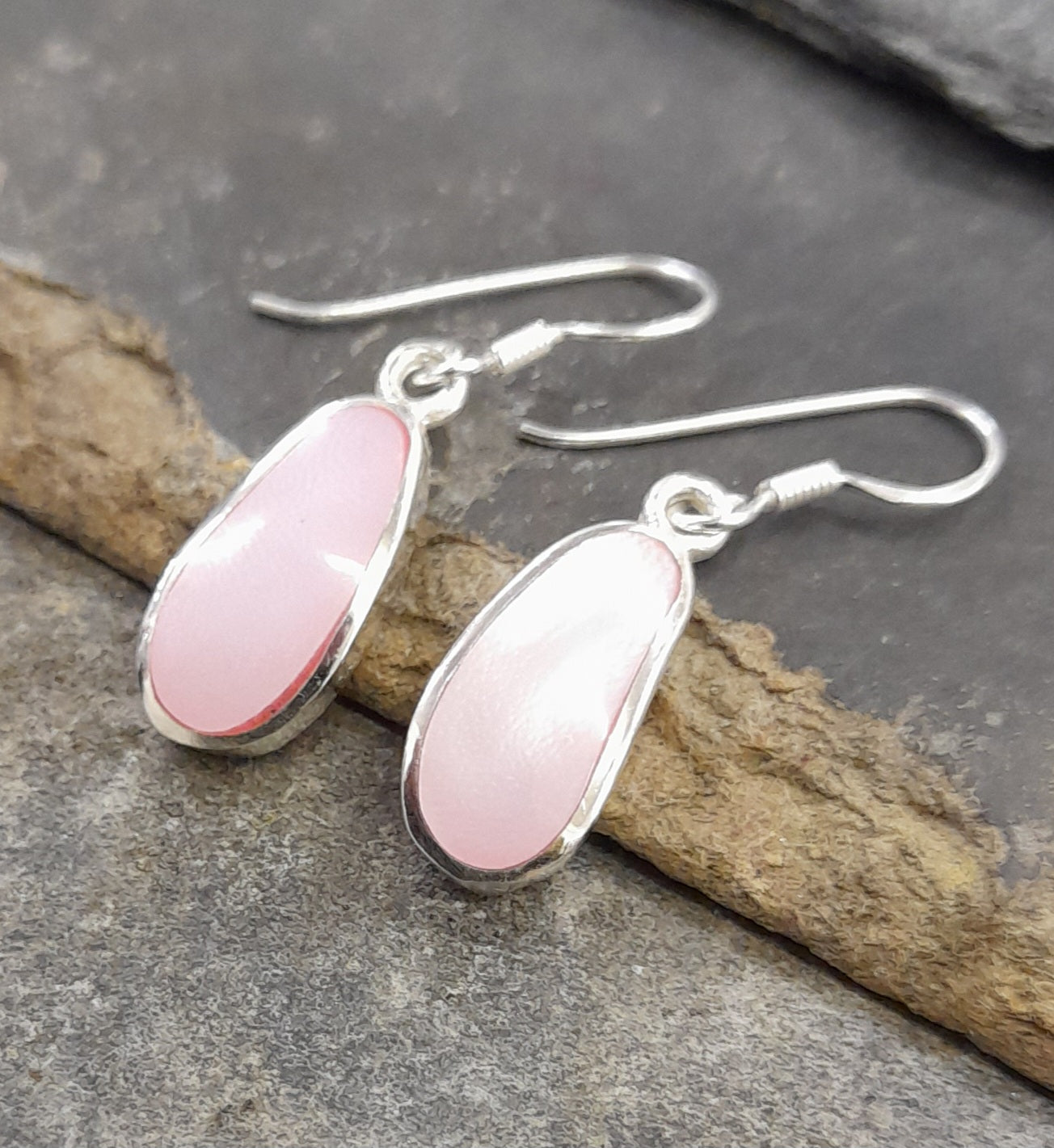 Pink Mother of Pearl Curve Earring 15X8mm