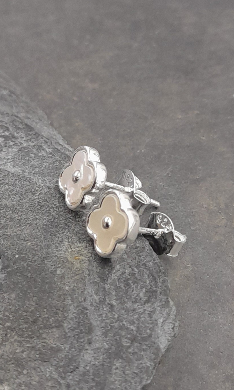 Mother of Pearl Flower Stud 6mm