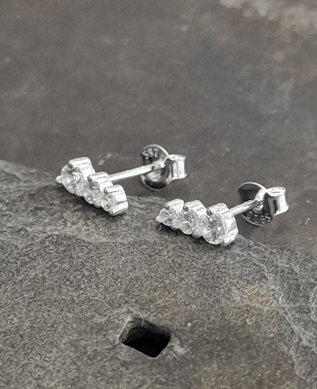 Varigated 3 row clear cz stud 8mm