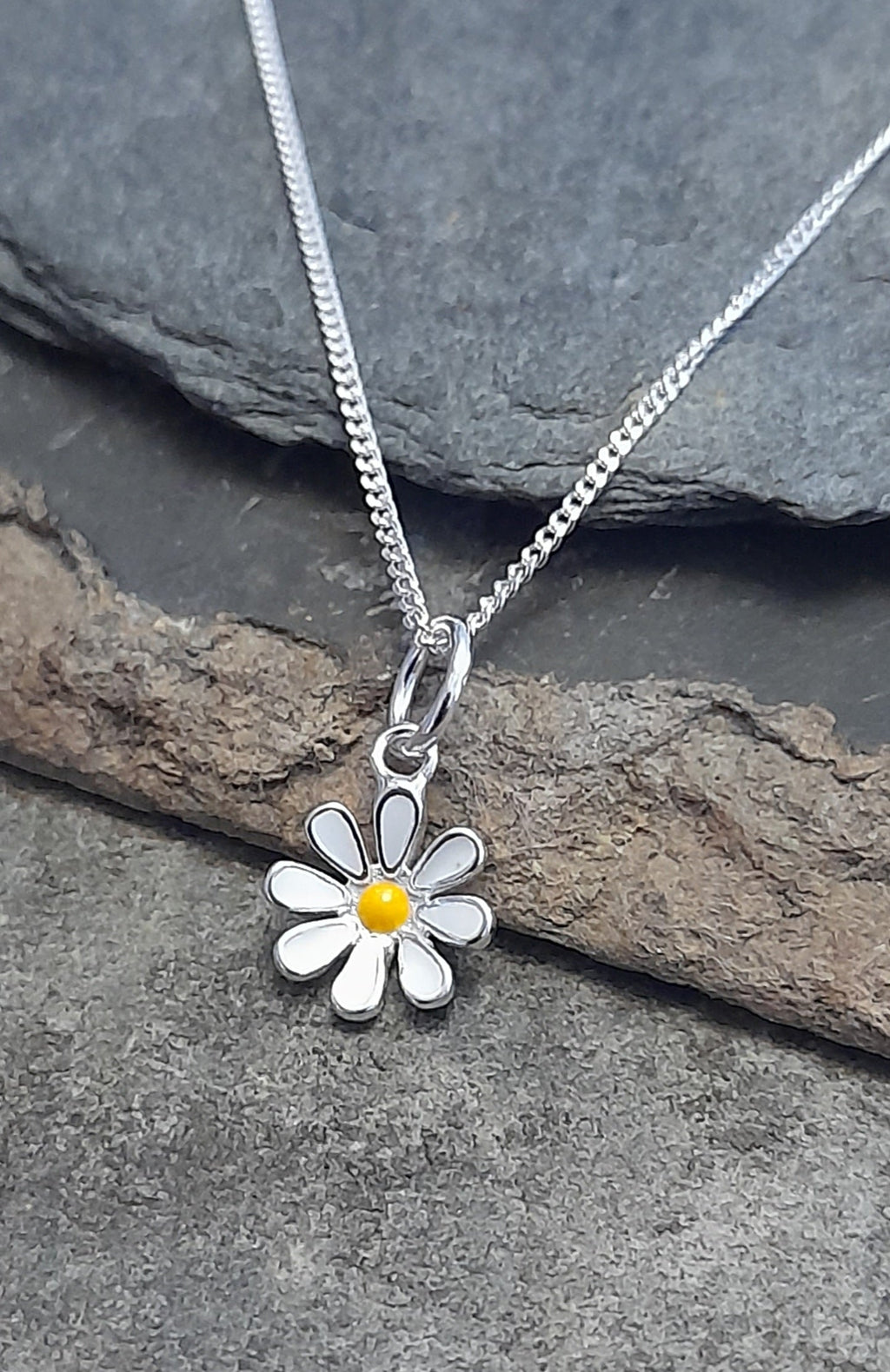 Enamel daisy pendant 7mm