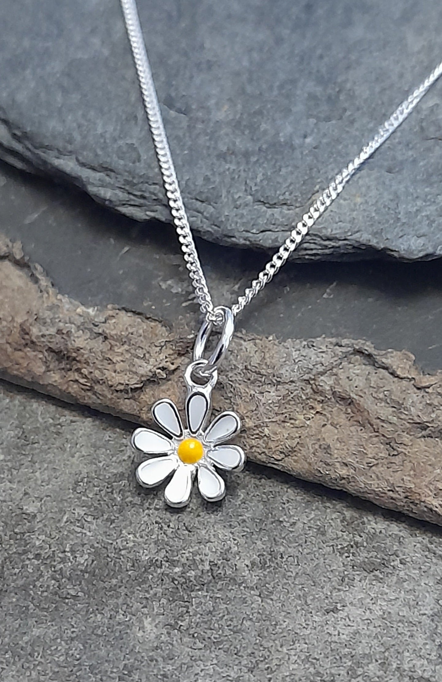 Enamel daisy pendant 7mm