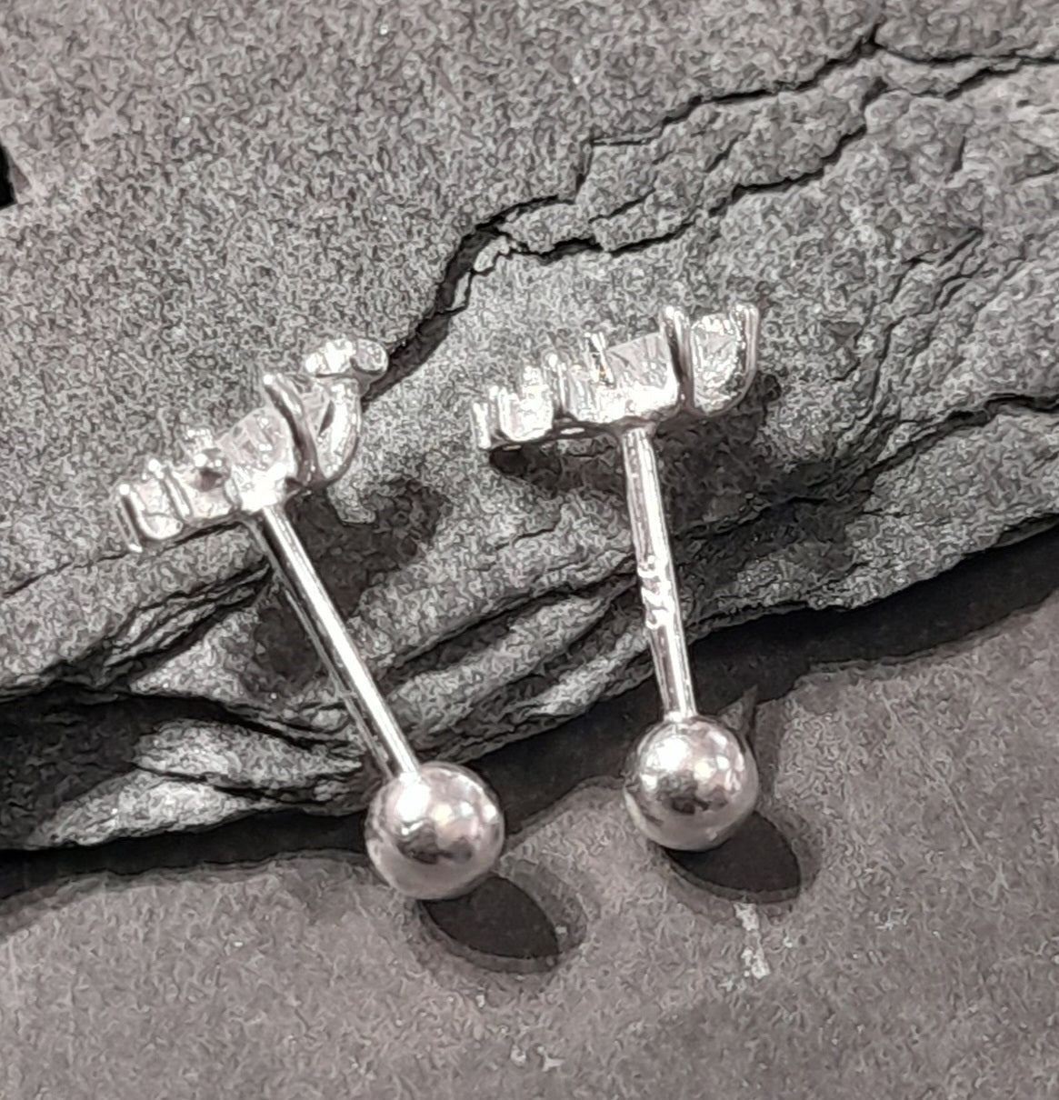 SS763B - NEW LABRET STYLE CZ 3 STAR STUD 8MM
