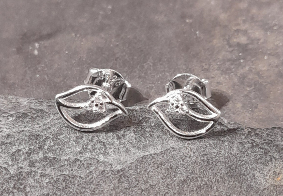 SS760B - SILVER & CZ TULIP IN LEAF DESIGN STUD 9X5