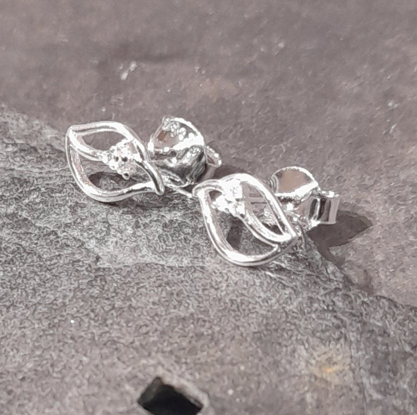 SS760B - SILVER & CZ TULIP IN LEAF DESIGN STUD 9X5