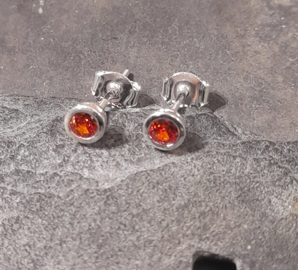 SS757B - RED ROUND CZ 4MM STUD