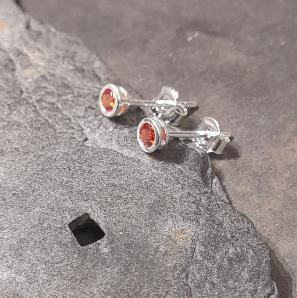 SS757B - RED ROUND CZ 4MM STUD