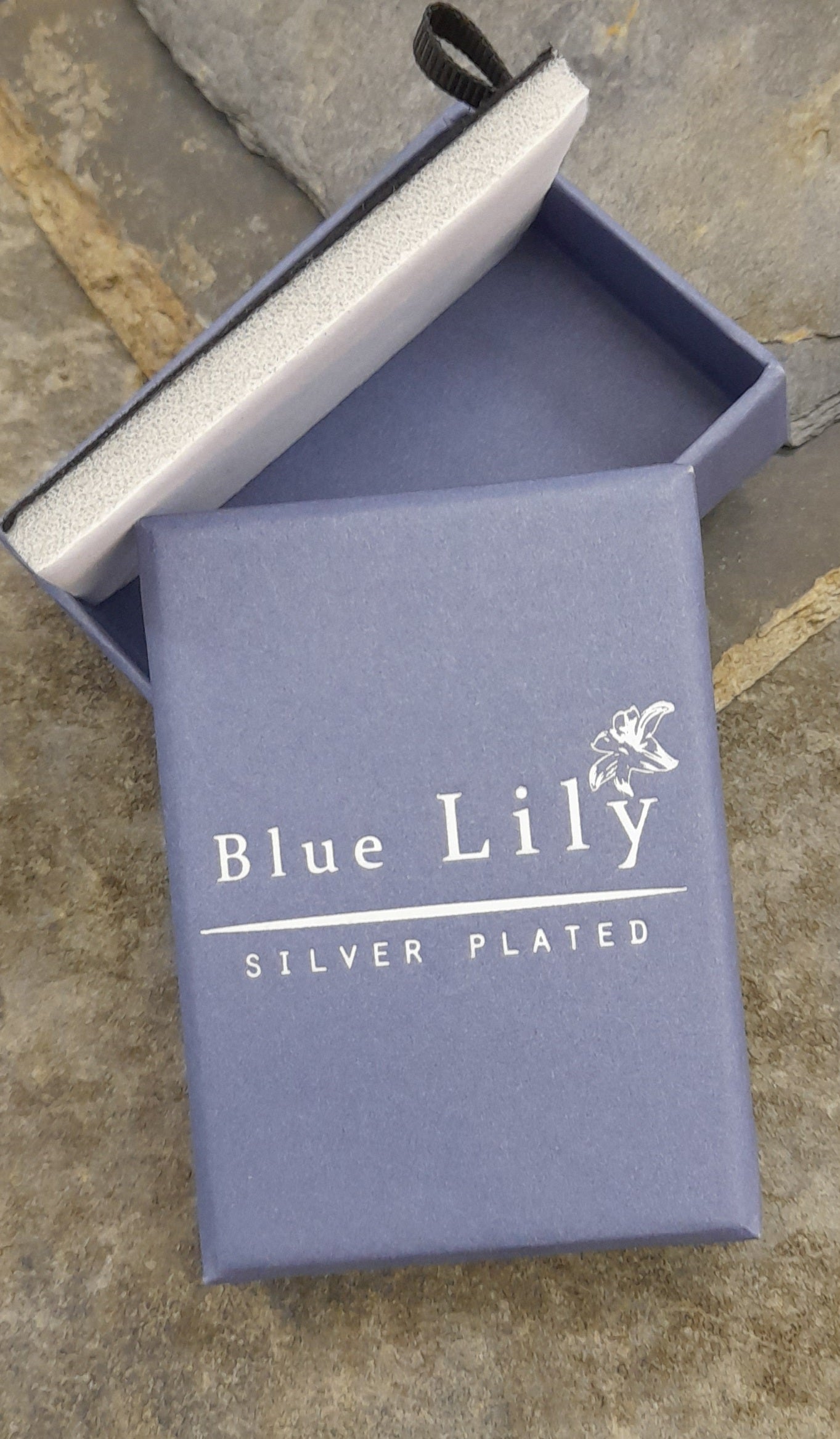 SS780B - Cz Leaf stud 8mm