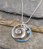 SP501BC - ROUND WAVE SYN OPAL PENDANT 25MM S/PLATE