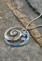 SP501BC - ROUND WAVE SYN OPAL PENDANT 25MM S/PLATE