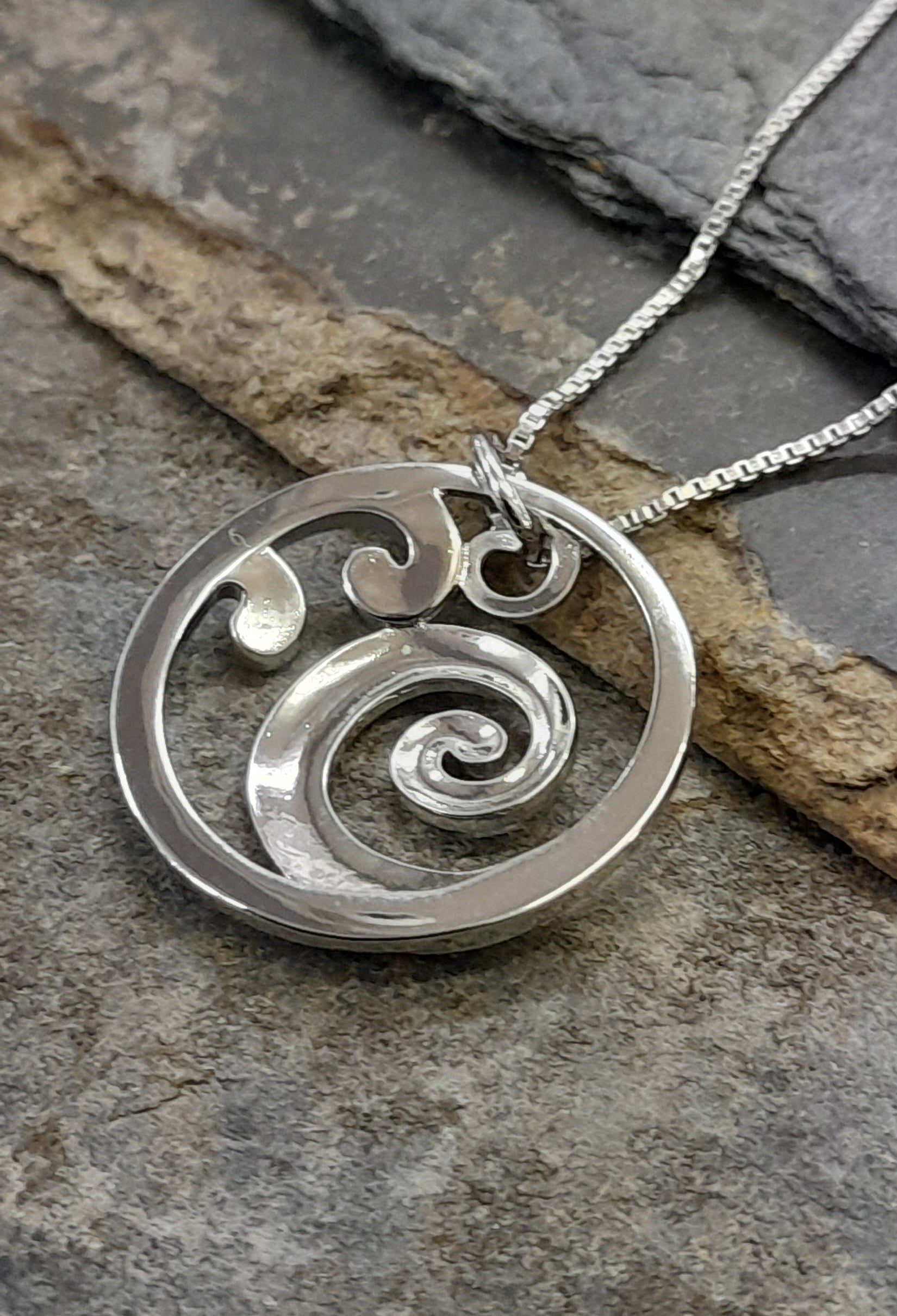 SP501BC - ROUND WAVE SYN OPAL PENDANT 25MM S/PLATE