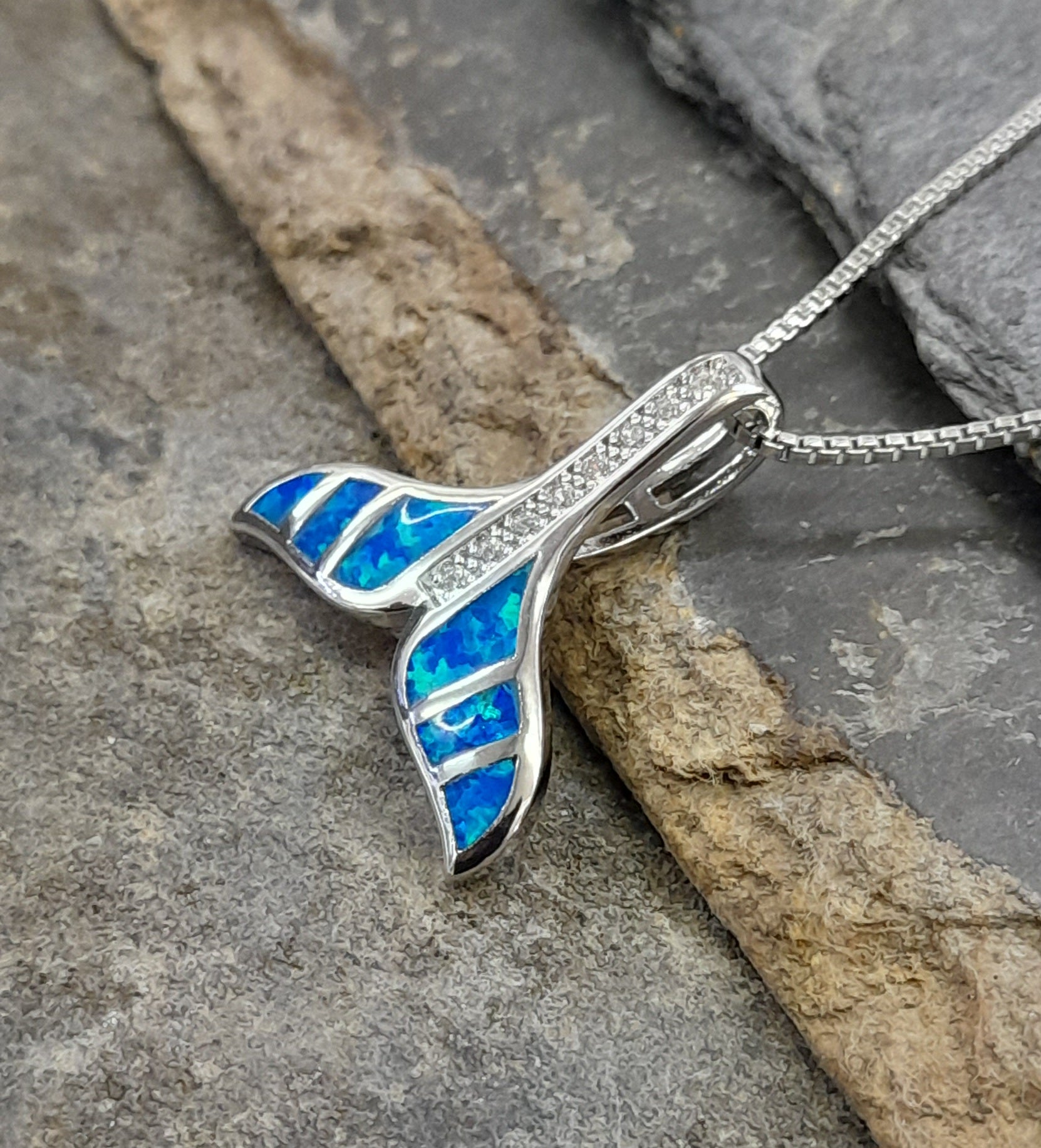 SP503BC - WHALE TAIL  SYN OPAL P/D 20X21MM S/PLATE
