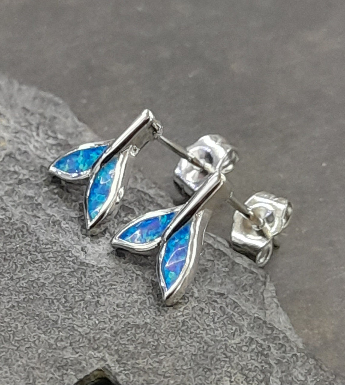 WHALE TAIL SYN/OPAL S/PLATE 9X8MM STUD
