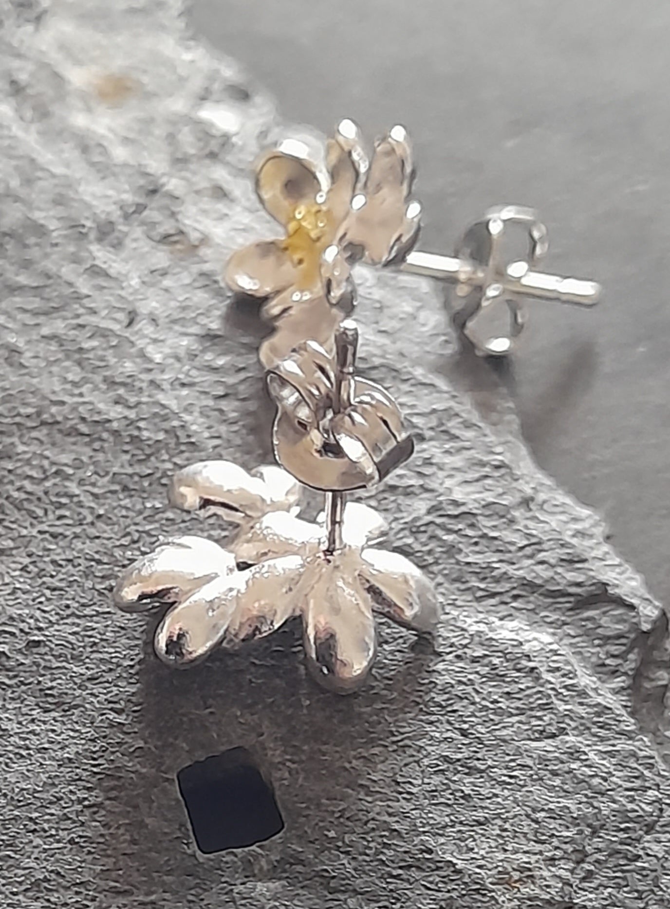 SS768B - Brushed silver plate 2 flower stud 12x10m