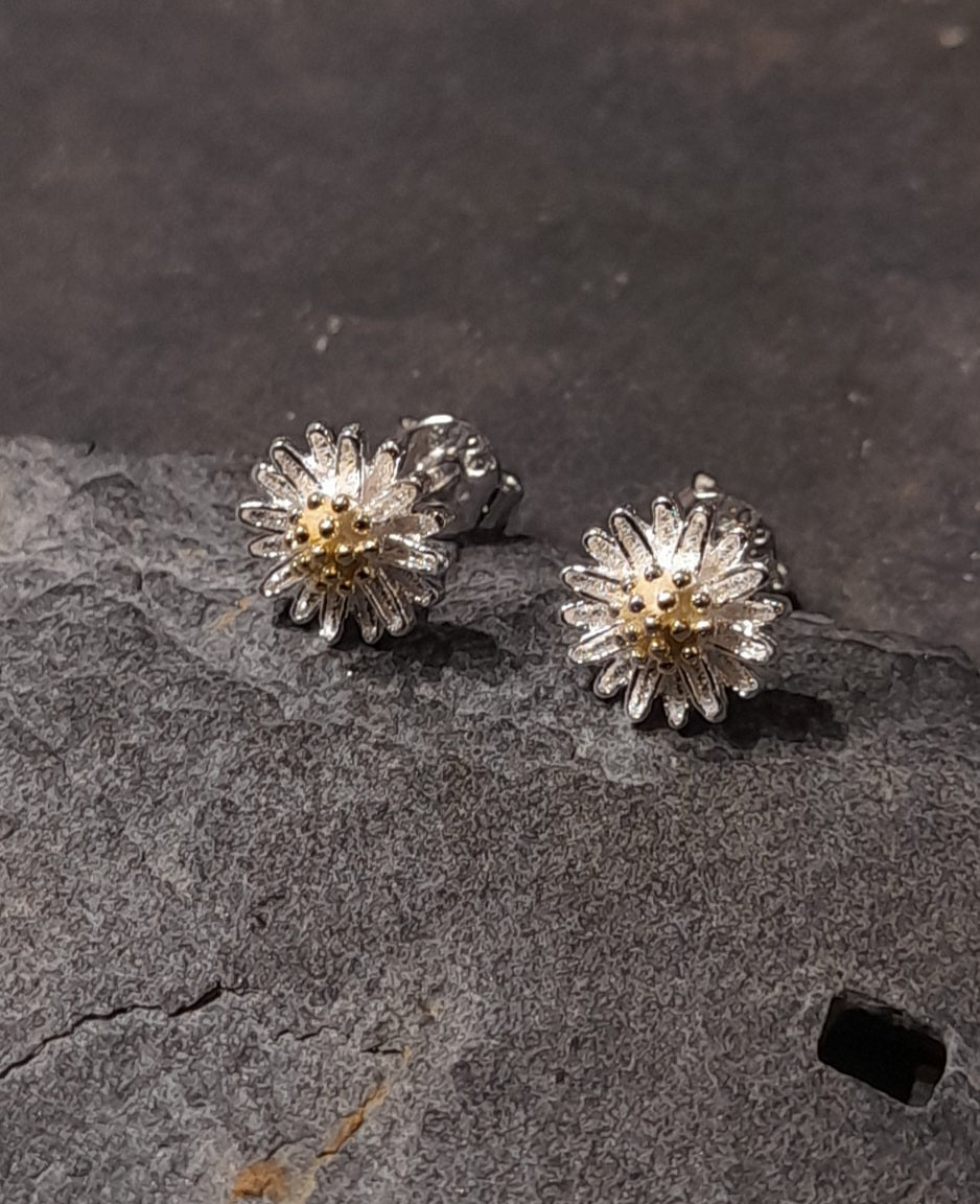 SS781B - Brushed Flower s/plate stud 7mm