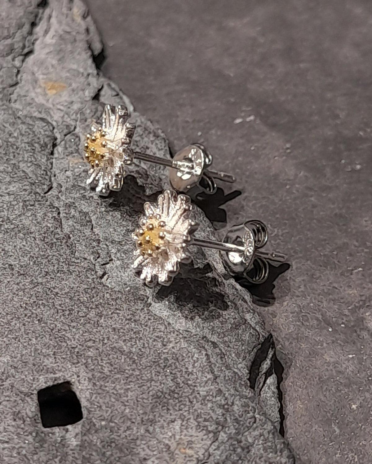 SS781B - Brushed Flower s/plate stud 7mm