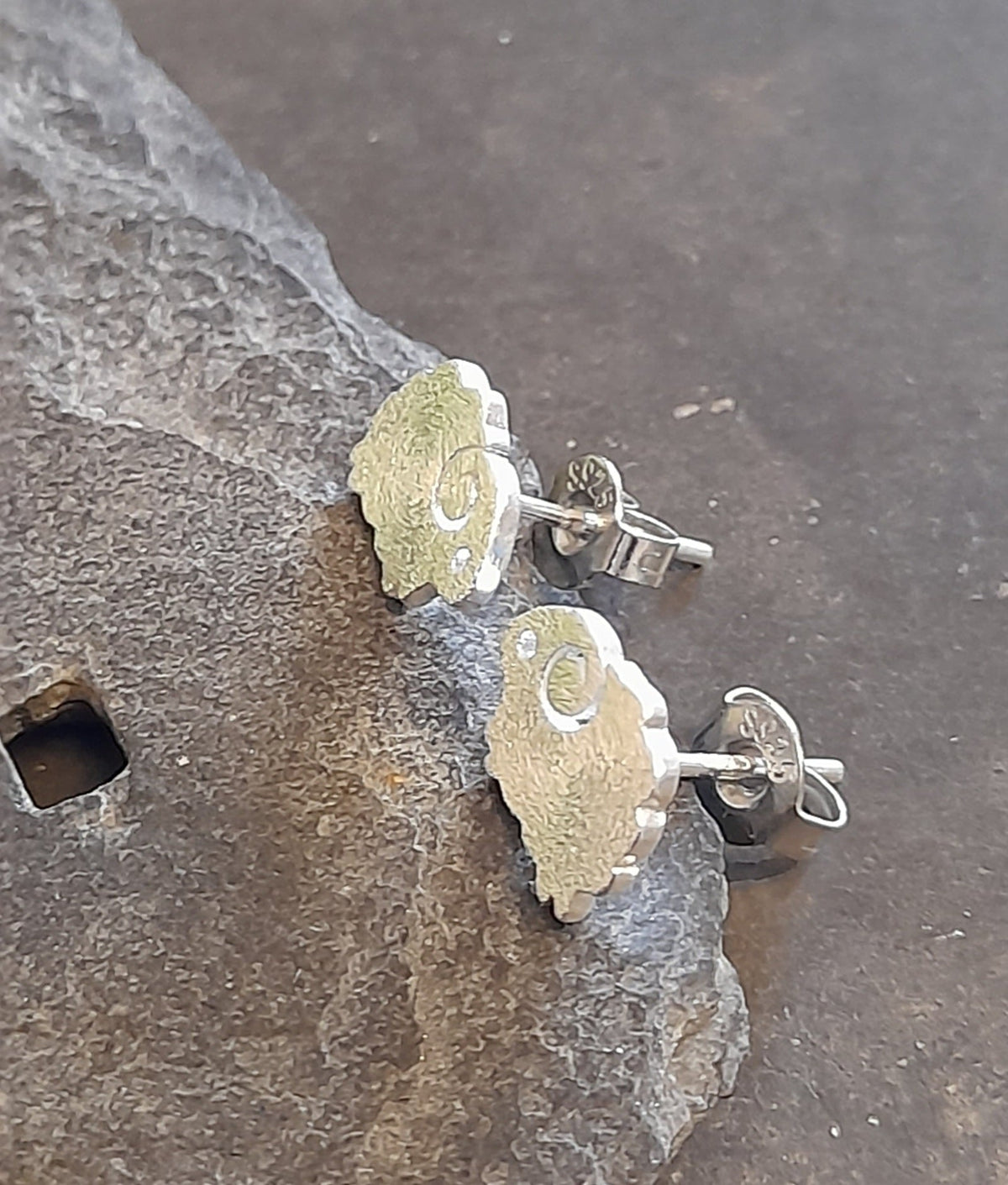 SS779B - Brushed effect Sheep stud s/plate 9x6mm