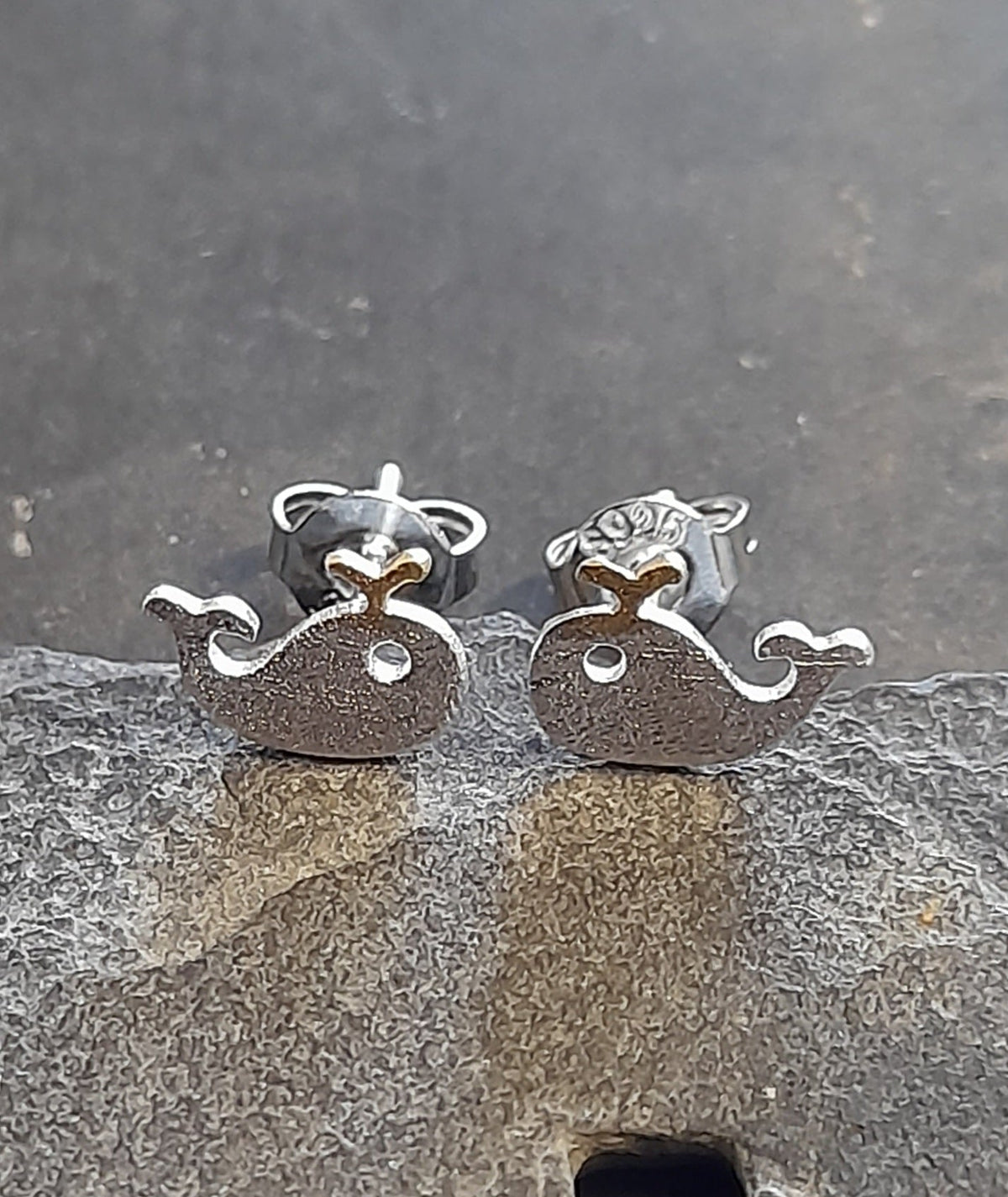SS787B - Whale brushed effect s/plate stud 7mm