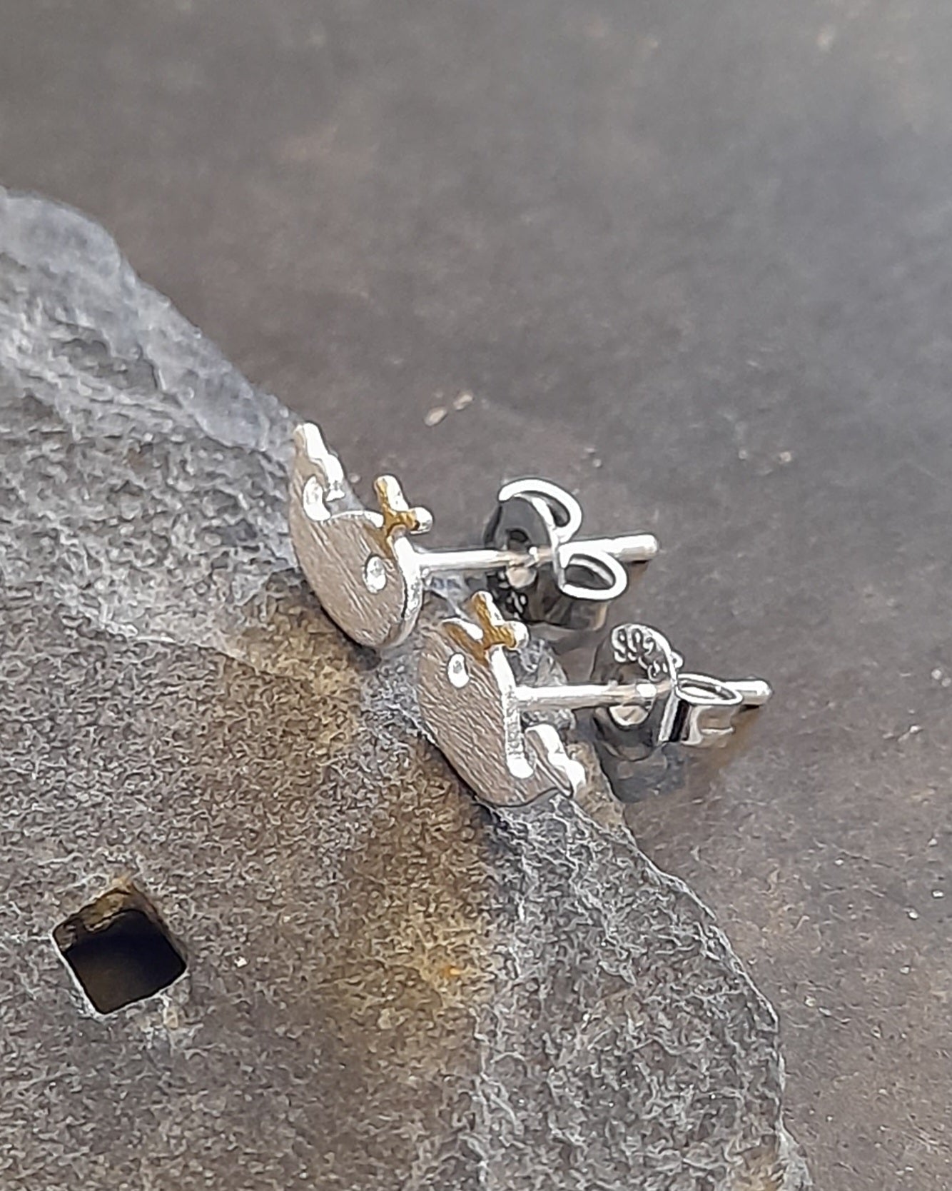 SS787B - Whale brushed effect s/plate stud 7mm