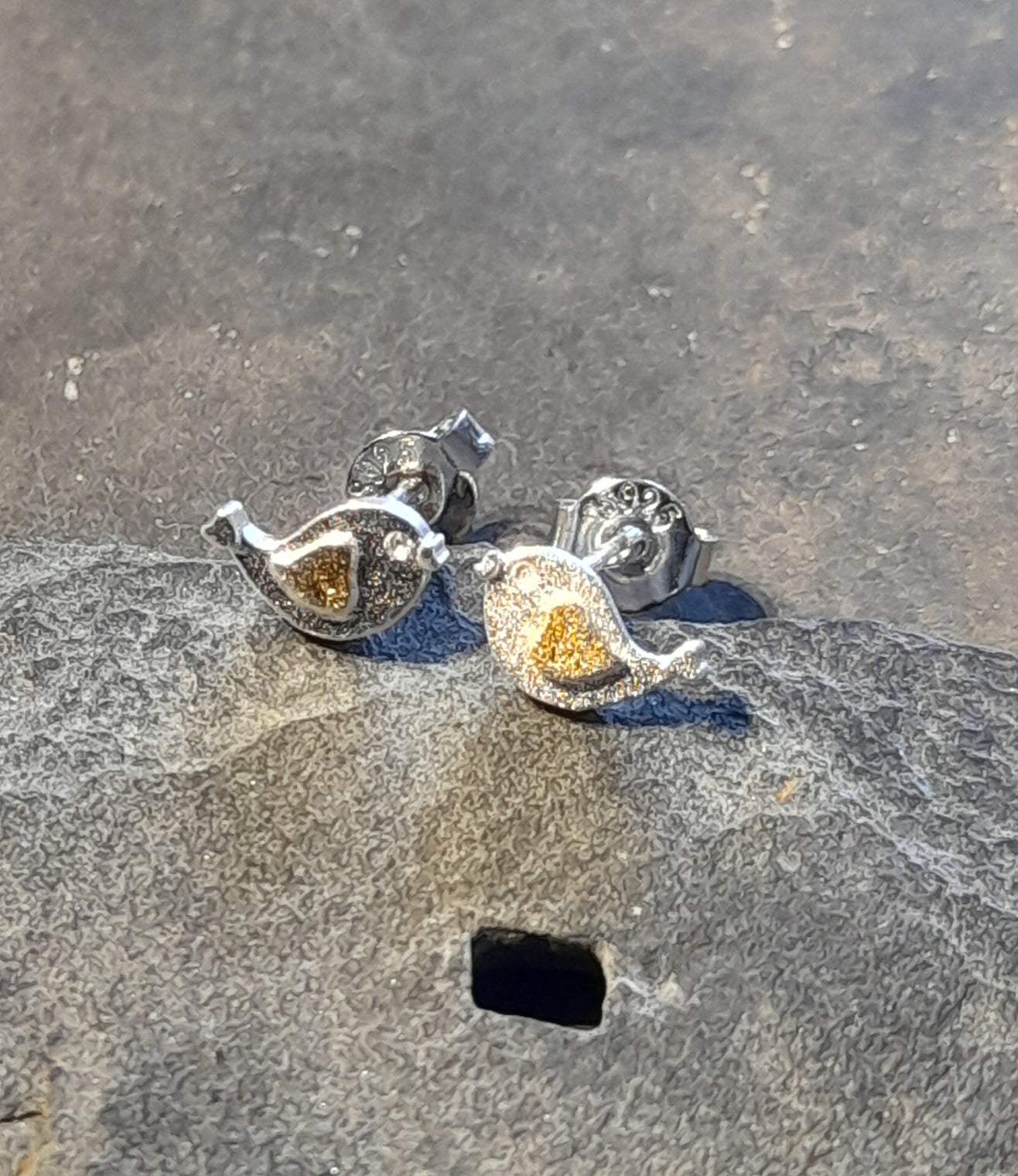 SS785B - Cute brushed effect 2 tone Bird stud 7mm