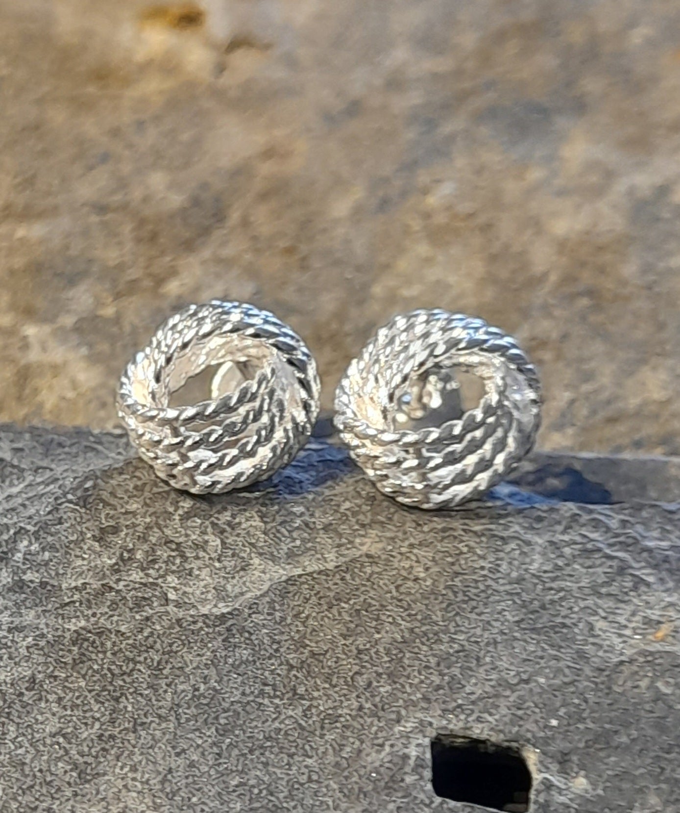 SS789B - Love Knot s/plate stud 9mm